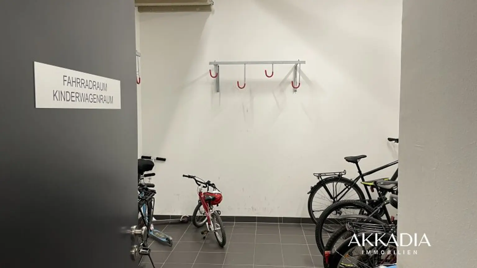 Moderne Dachgeschosswohnung, klimatisiert und gut geschnitten