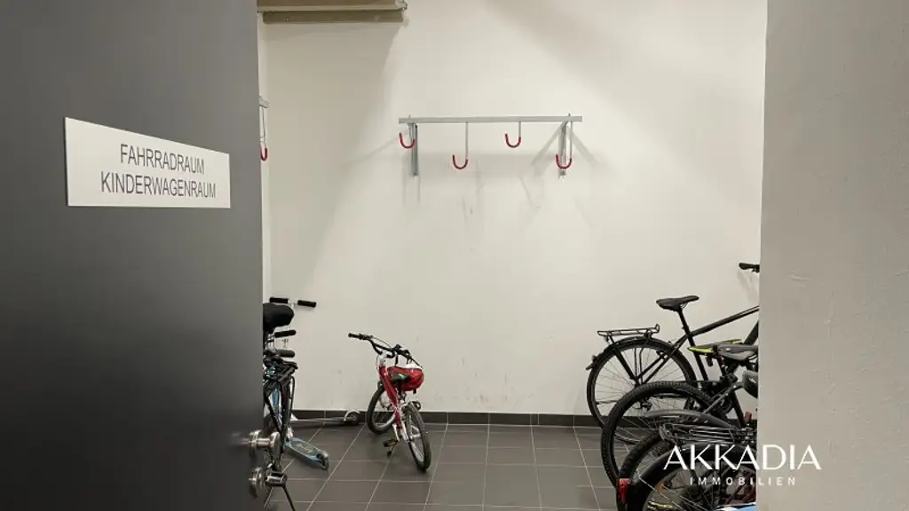 Moderne Dachgeschosswohnung, klimatisiert und gut geschnitten