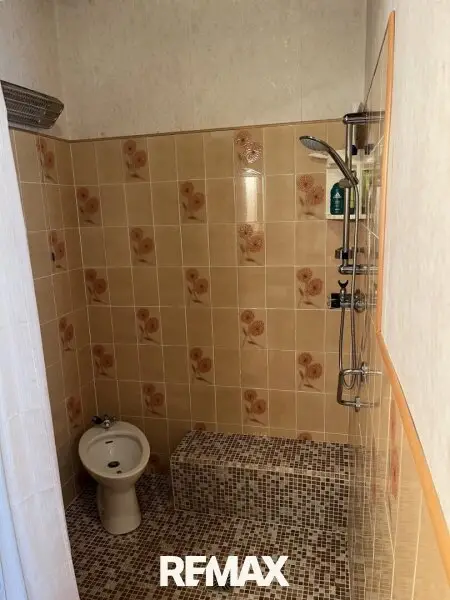 Badezimmer mit Dusche