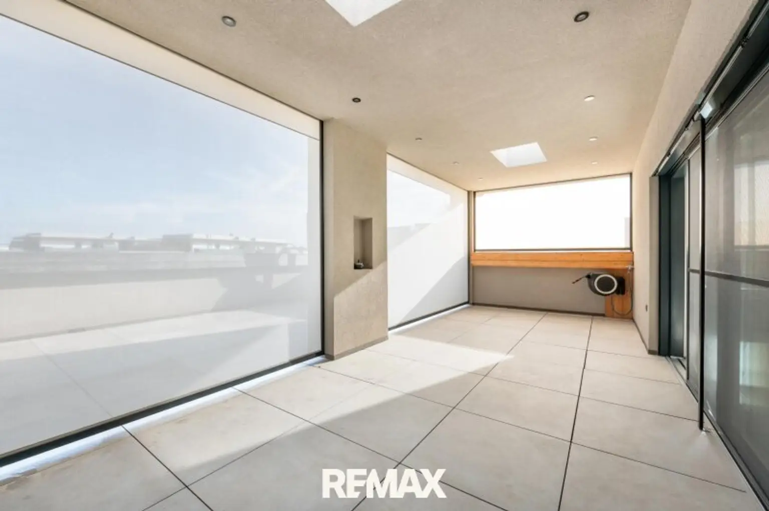 Überdachte Terrasse mit Wind- und Sonnenschutz