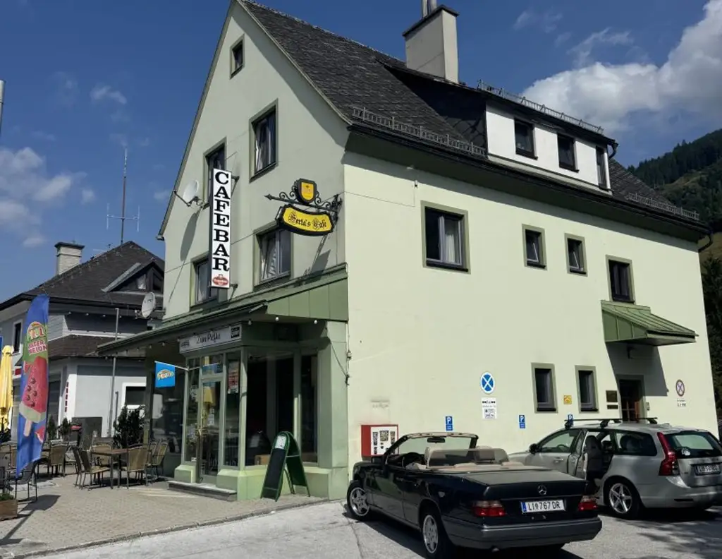 Wohn-Gewerbeobjekt mit Lokal, Praxis und Wohnung, Parkplätze!