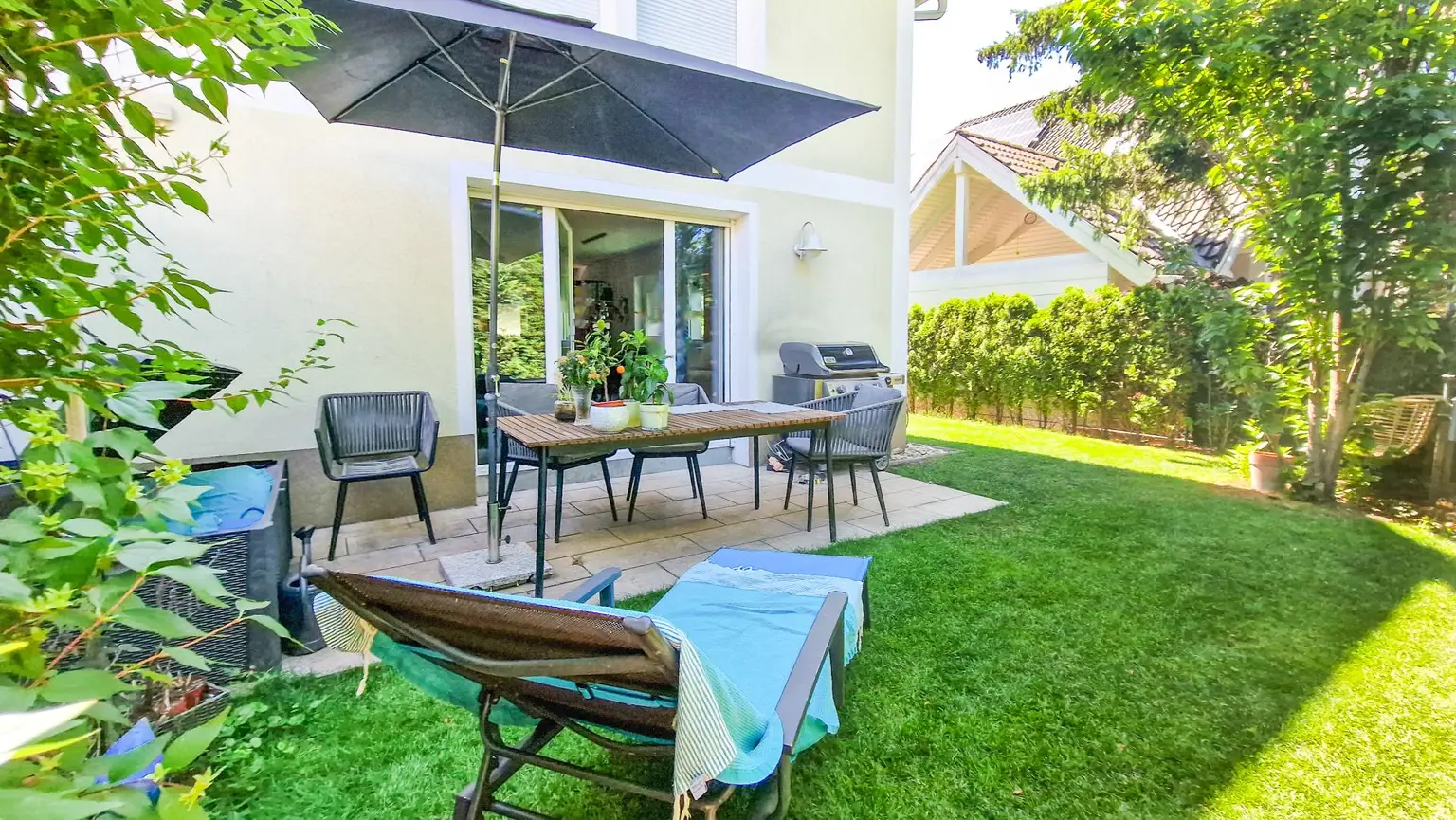 Niedrigenergie-Doppelhaushälfte in Mauer. 5 Zimmer, Terrasse, Garten und Autostellplatz