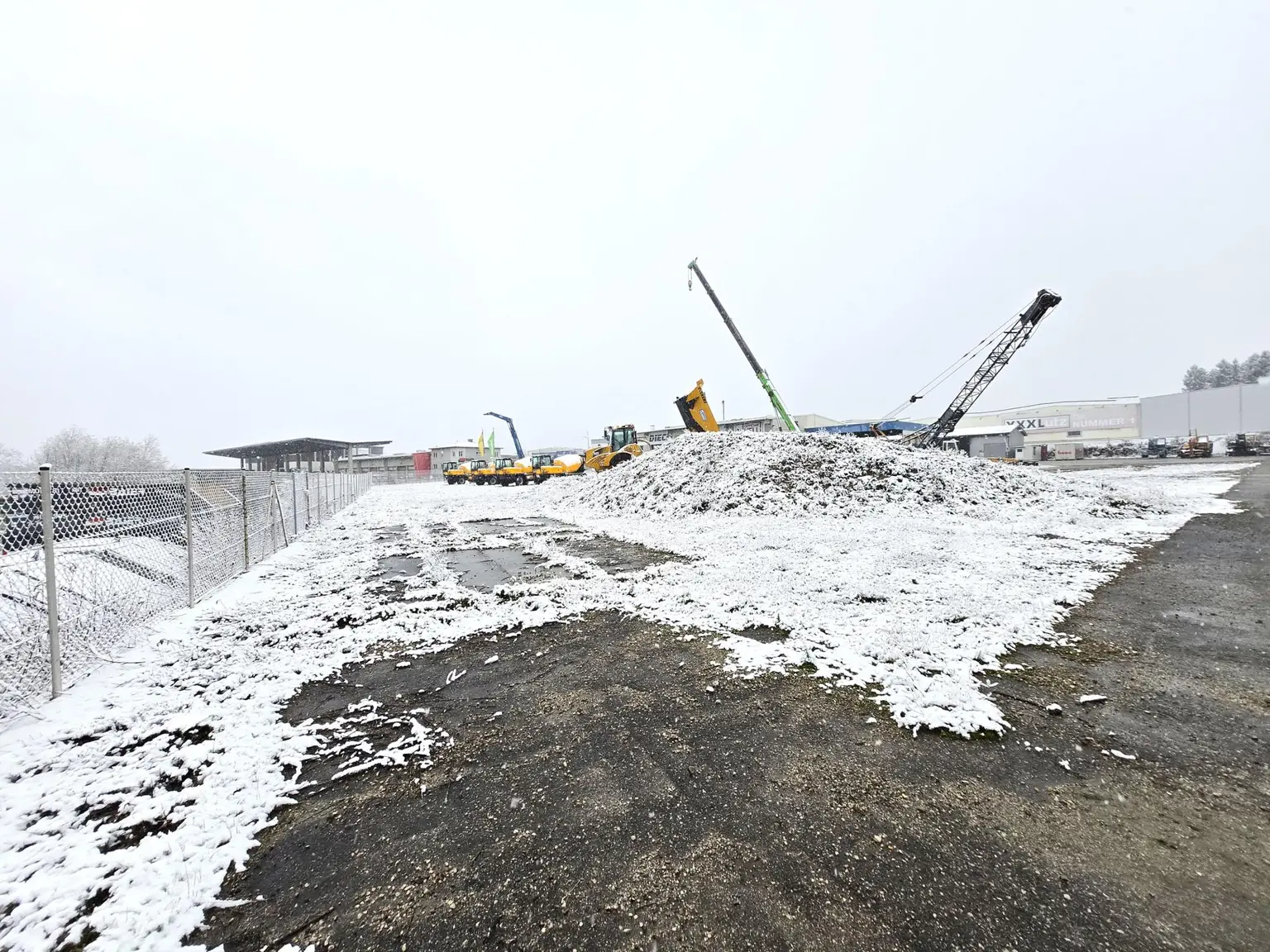 Teil-Freifläche befestigt (Schotter)