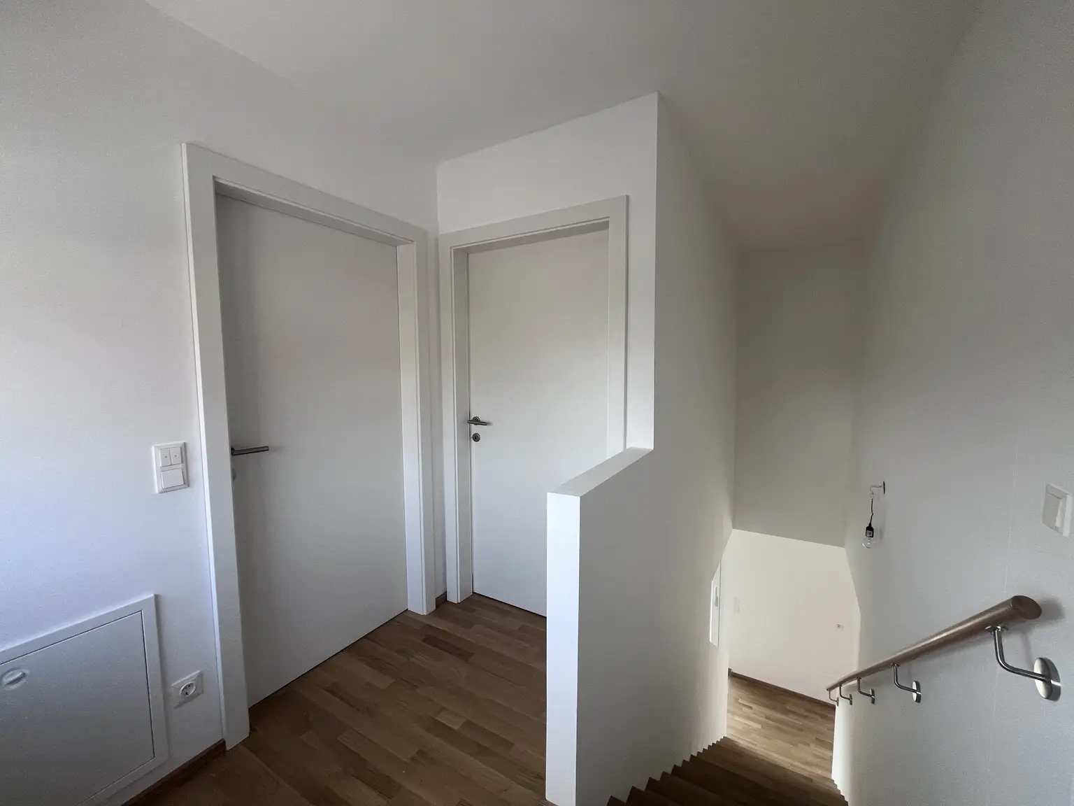 Erstbezug !! Traumhafte Doppelhaushälfte , Wohnkeller  mit Garten und 2 Stellplätzen!