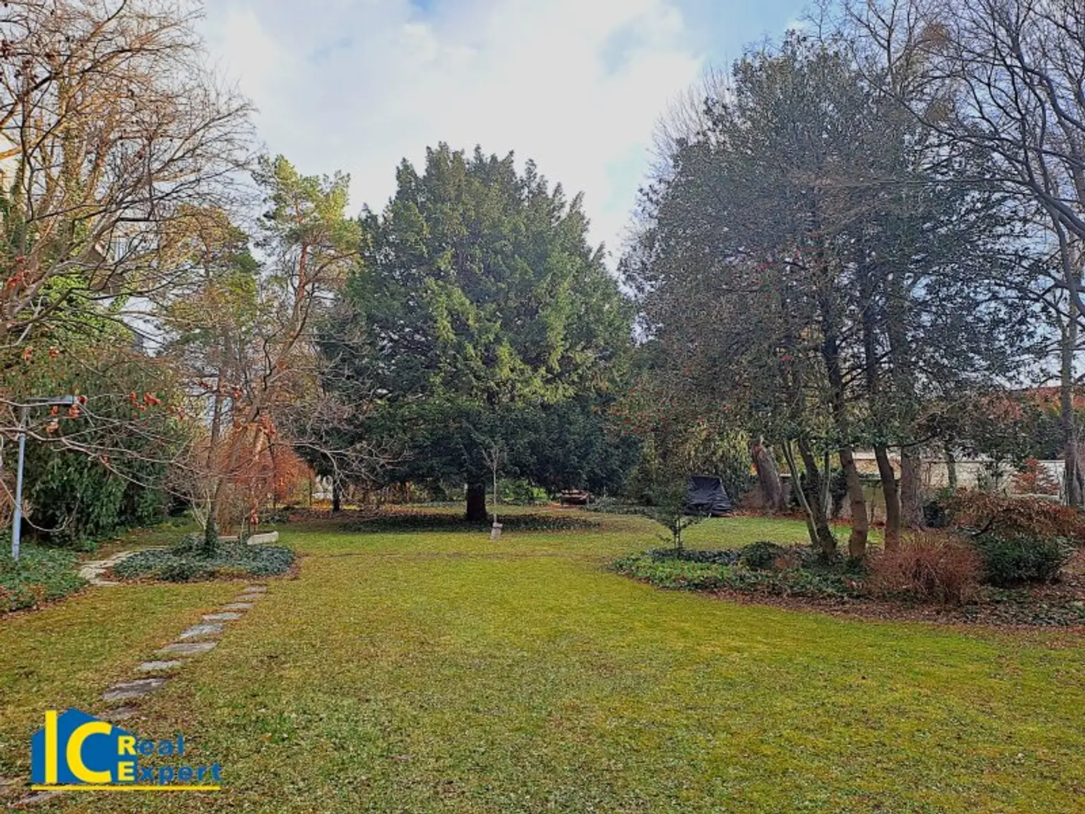 großer, gepflegter Gemeinschaftsgarten