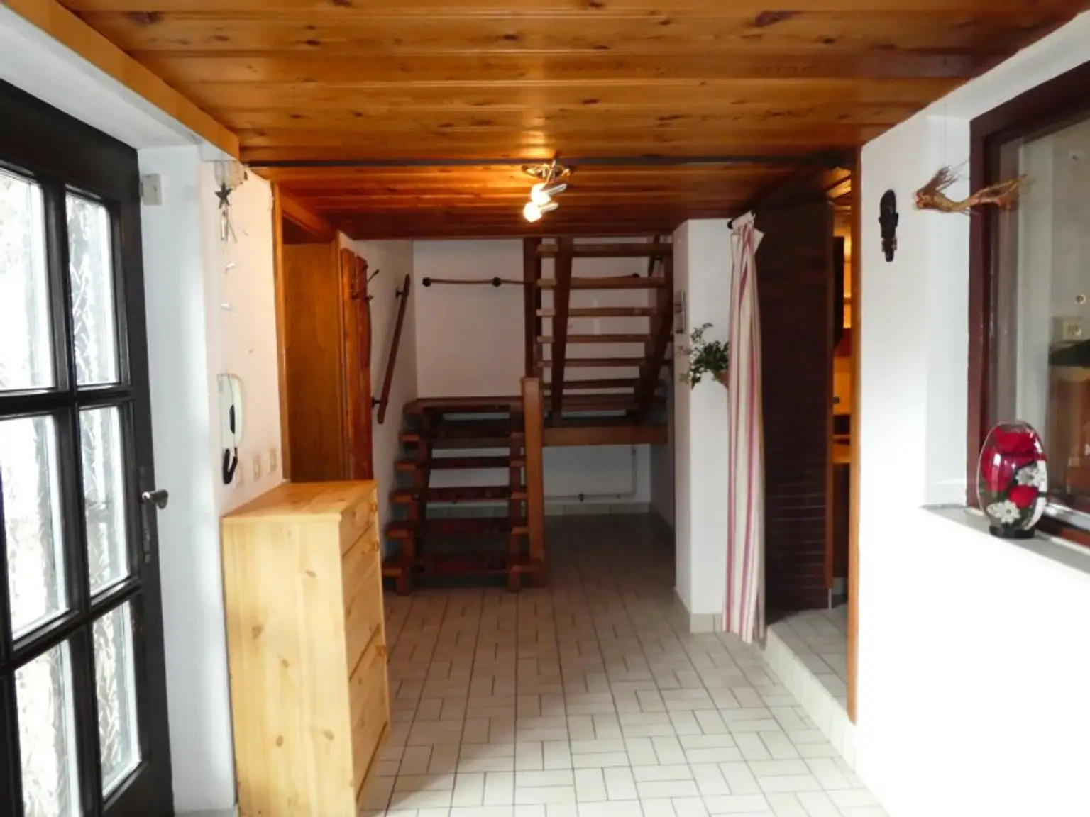 PRIVATSPHÄRE: KLEINES HAUS  mit ENTZÜCKENDEN GARTEN, Garage und Lagerräume - NÄHE BAHNHOF