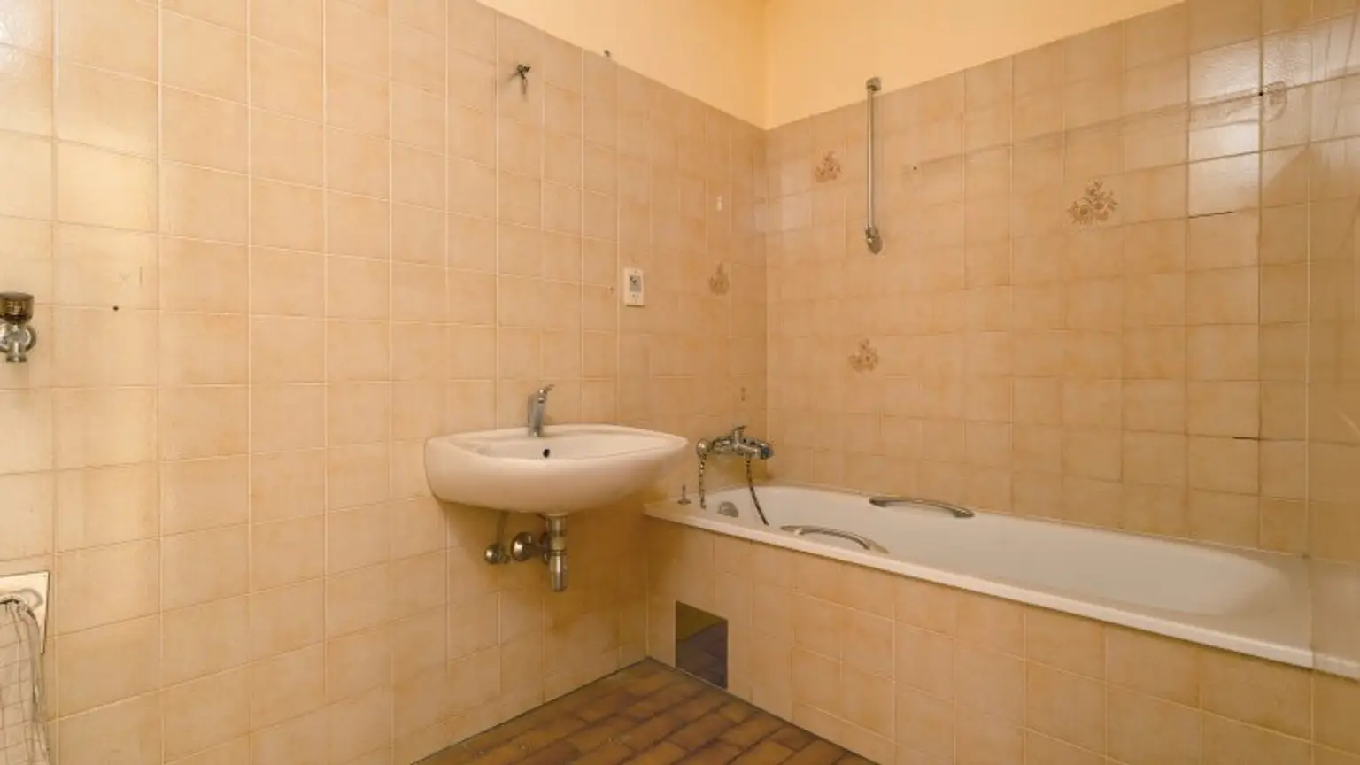 Renovierungsbedürftige 3-Zimmer-Wohnung mit Loggia in Leopoldsdorf – Ihr neues Zuhause!