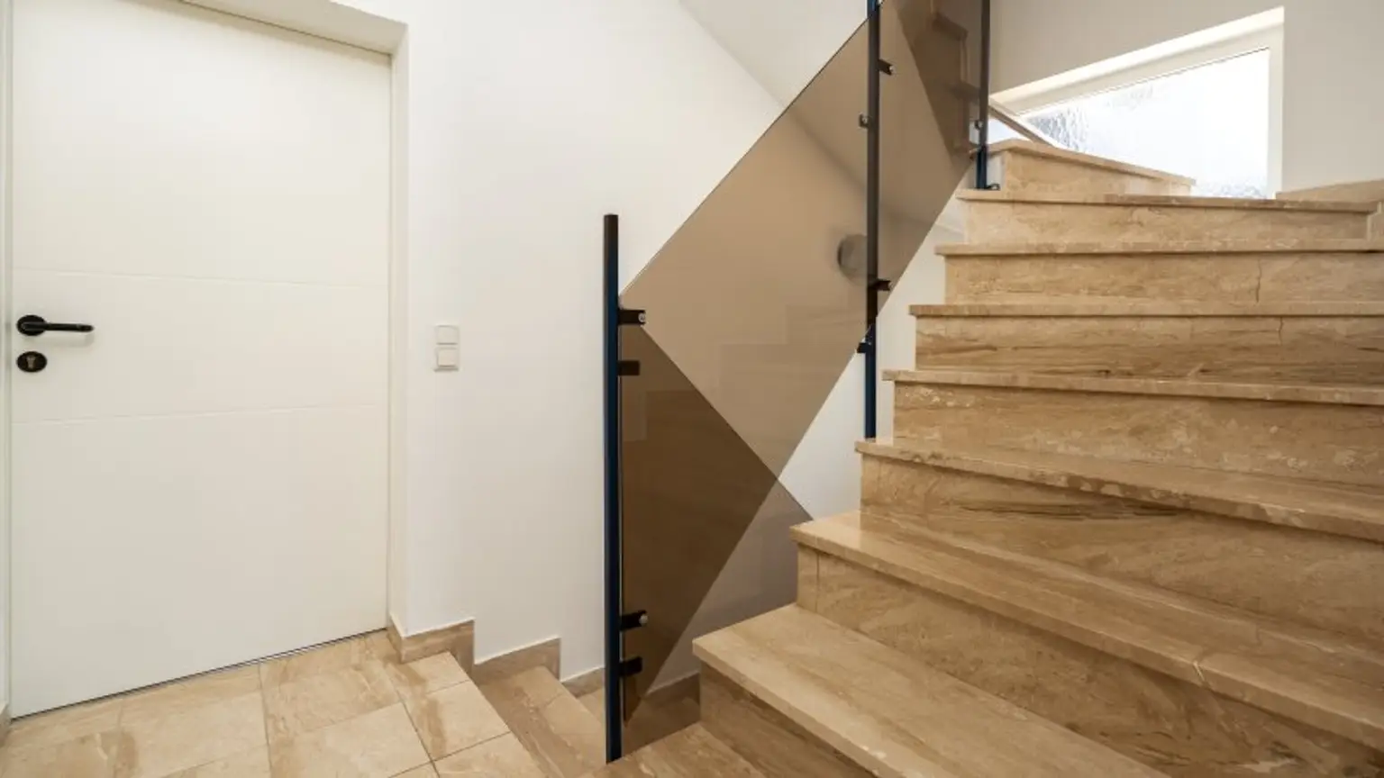 Kapitalanlage mit Potential – 2 Häuser auf Eckgrundstück mit rund 938 m² Grundstücksfläche!