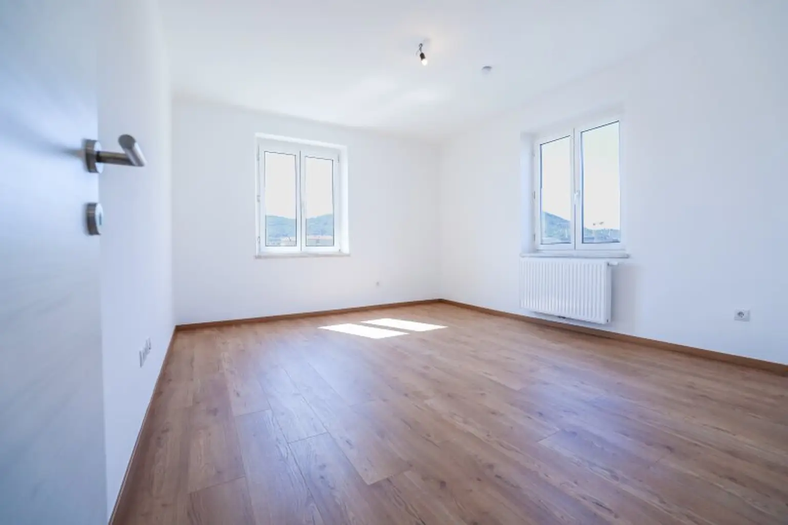 5. STOCK MIT LIFT I DAN KÜCHE I MODERN SANIERT I BADEWANNE I WG TAUGLICH I HAUSTIERE WILLKOMMEN I SEHR HELL I ZENTRALE LAGE BEI HAUPTBAHNHOF I PROJEKT WOHNEN
