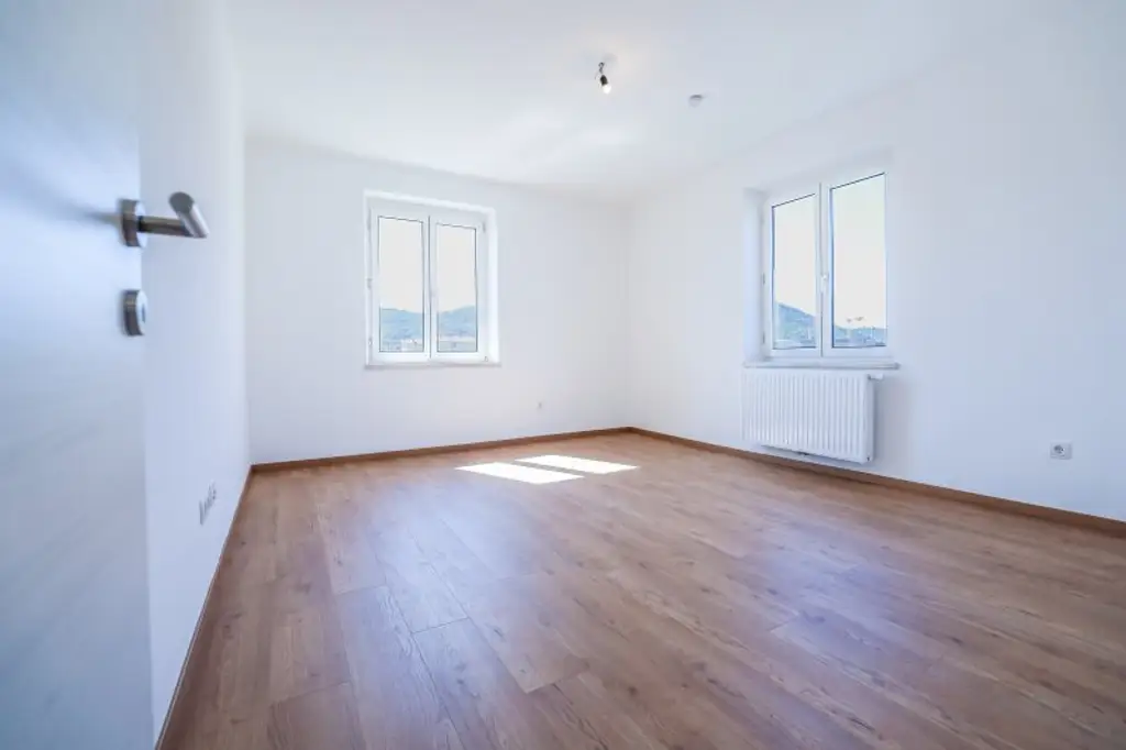 5. STOCK MIT LIFT I DAN KÜCHE I MODERN SANIERT I BADEWANNE I WG TAUGLICH I HAUSTIERE WILLKOMMEN I SEHR HELL I ZENTRALE LAGE BEI HAUPTBAHNHOF I PROJEKT WOHNEN