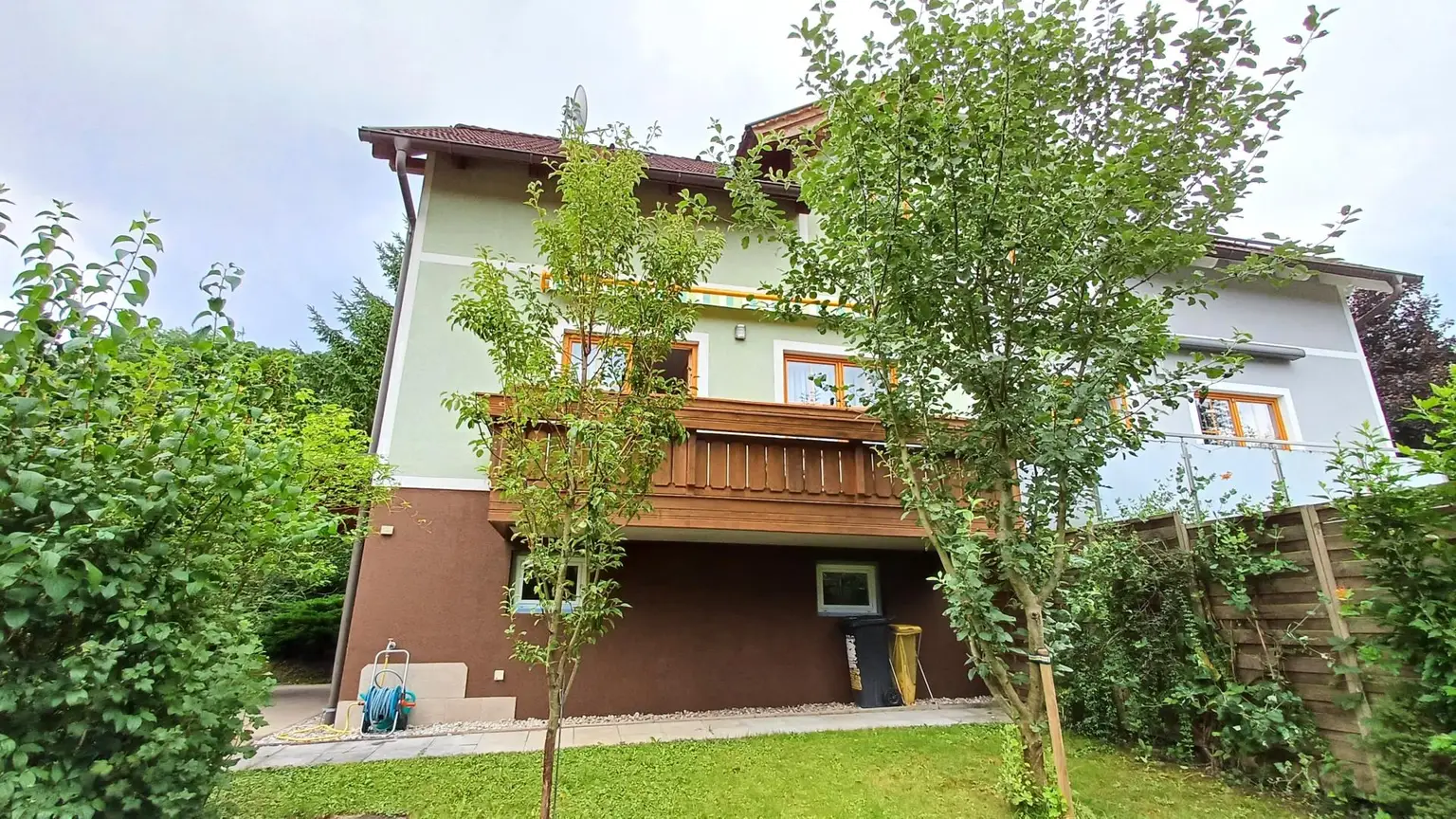 Doppelhaushälfte mit Keller, Garten, Carport und Lounge