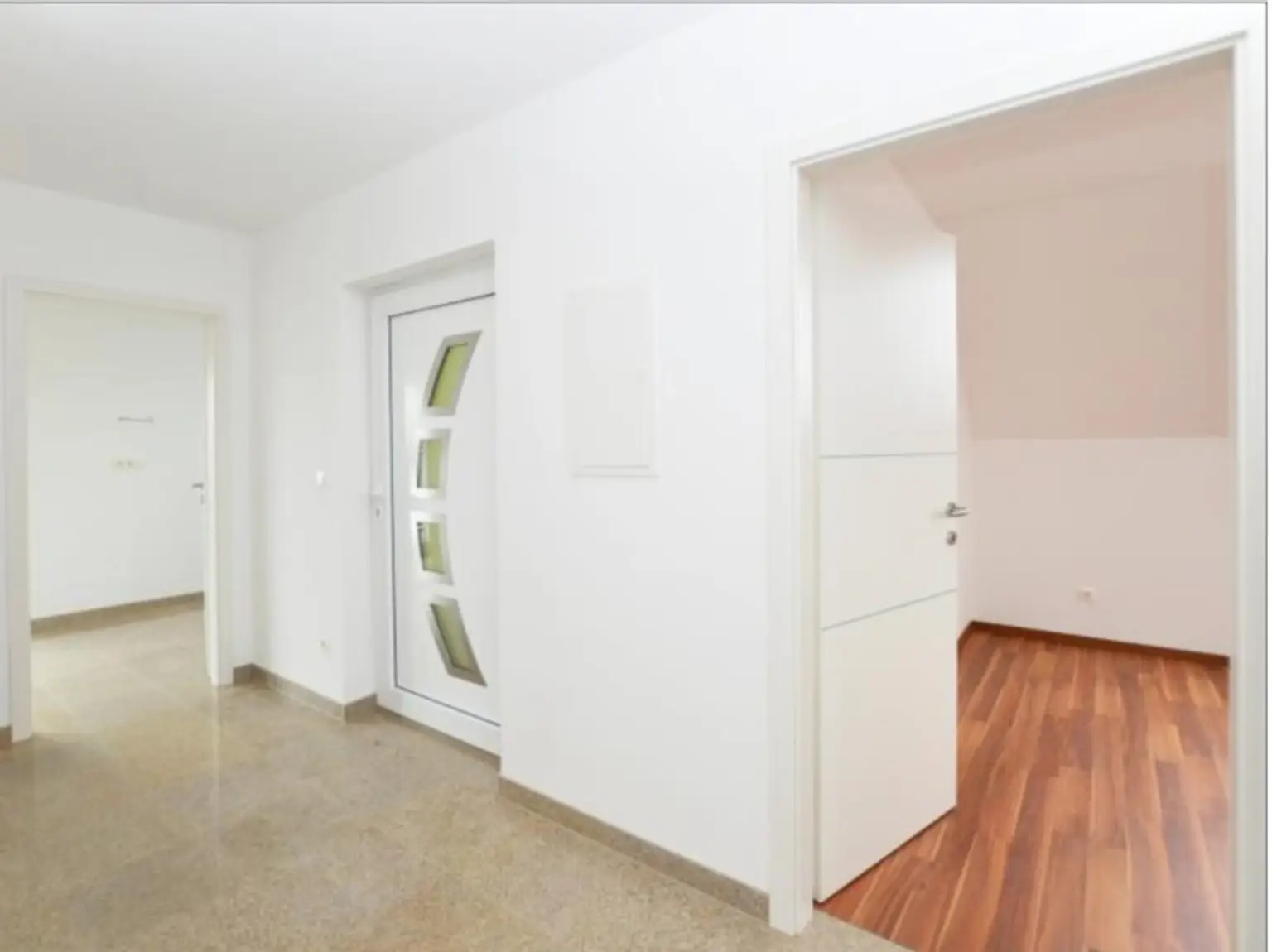 ATEMBERAUBENDE WOHNUNG MIT BALKON - ZENTRAL BEGEHBARE ZIMMER - KÜCHE - AB SOFORT!