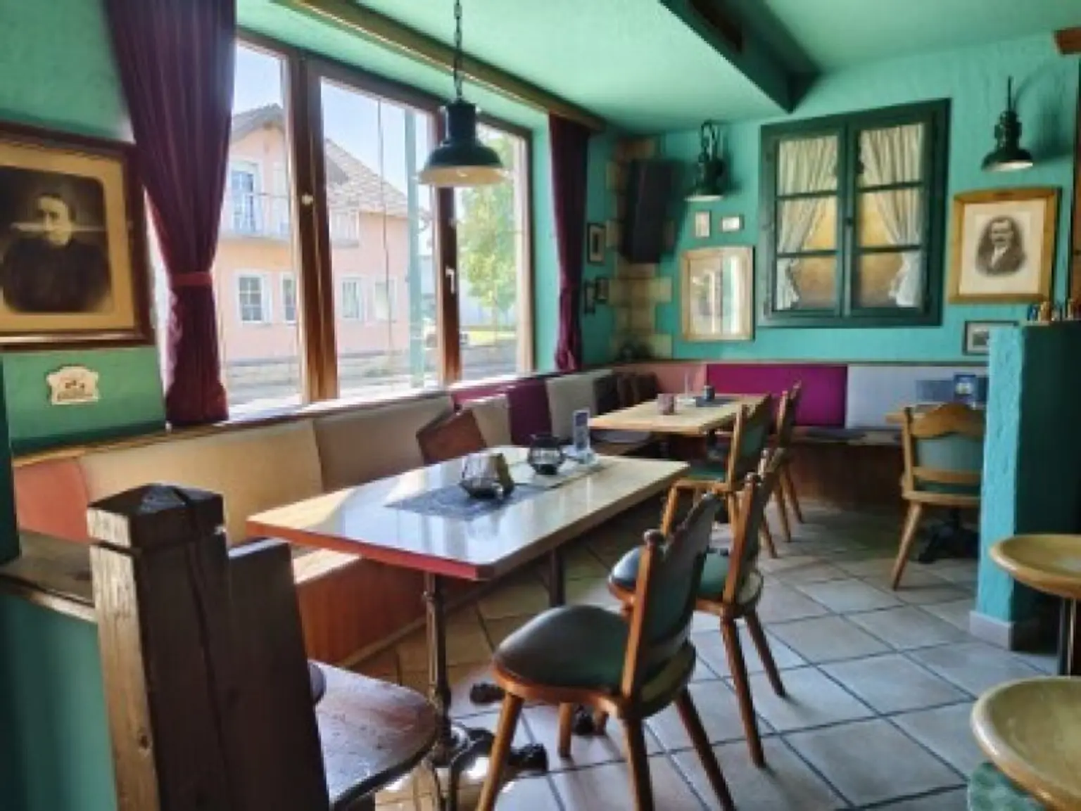 Modernes Wohnhaus  mit angrenzender Café-Bar und 2200m2 Grundstück