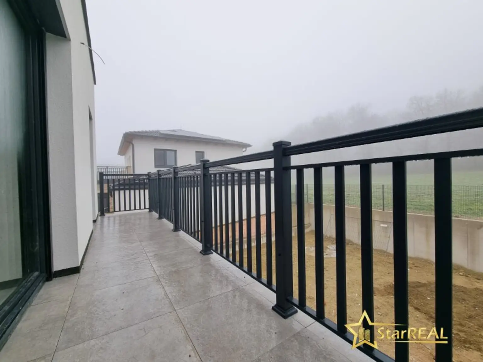 KURZ VOR FERTIGSTELLUNG! 208 m² NFL! 5-ZIMMER, KELLER, BALKON, TERRASSE, CARPORT UND GROSSER GARTEN. ZIEGELQUALITÄT MIT UNVERBAUBAREM GRÜNBLICK.