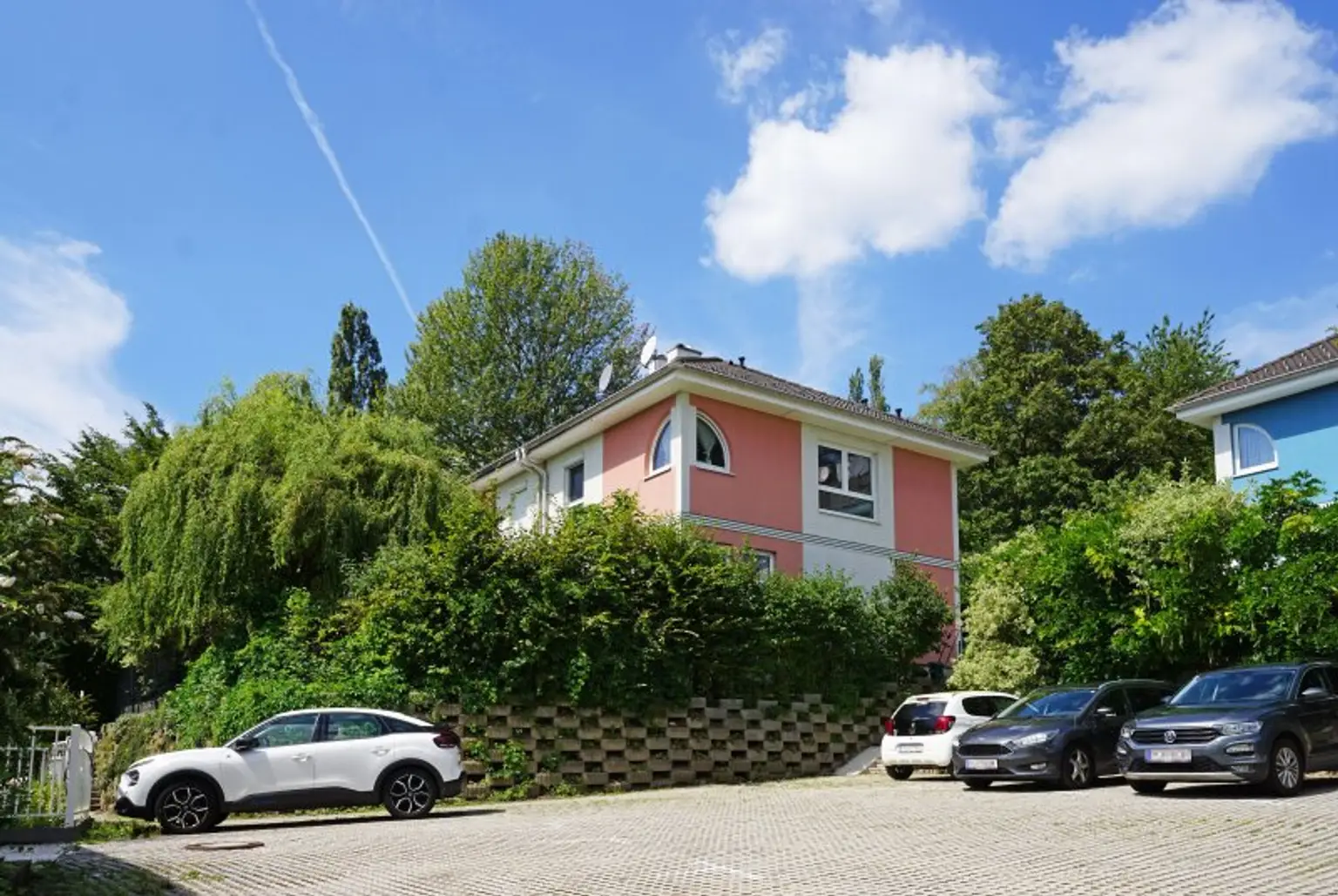 Hausansicht und Parkplatz