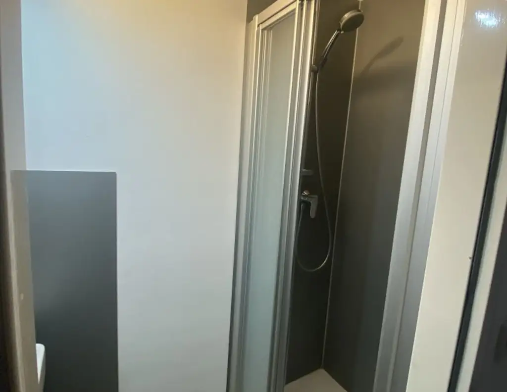Dachgeschosswohnung für 1-2 Personen - Für Raucher geeignet - Heizung inklusive - ab 1. September