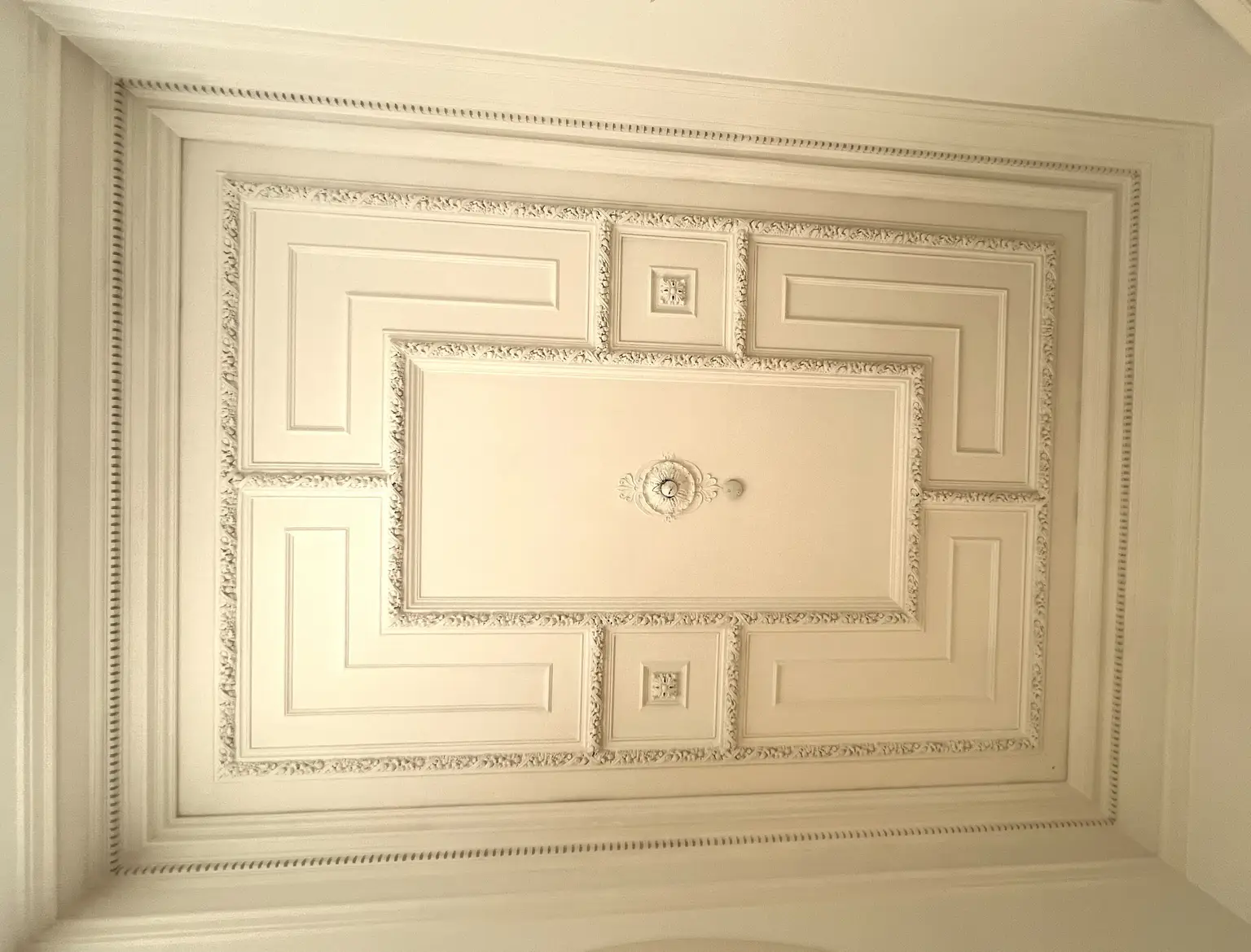 Prunkvolle 6-Zimmer Wohnung im repräsentativen Haus / Impressive 6-room-apartment in a representative building