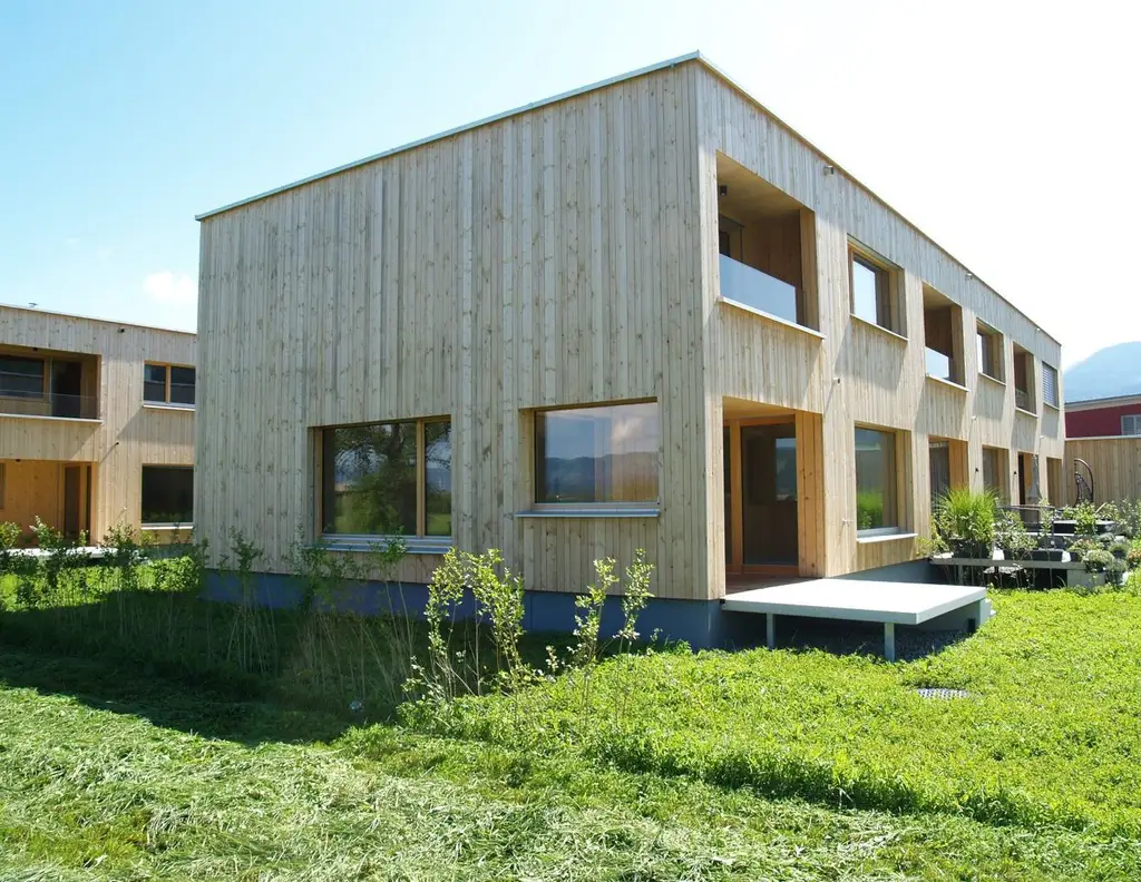 NEU - Feldkirch Gisingen Guldenäcker - Vollholz Reihenhaus mit 5 Zimmer, Garten und Carport, Top Lage