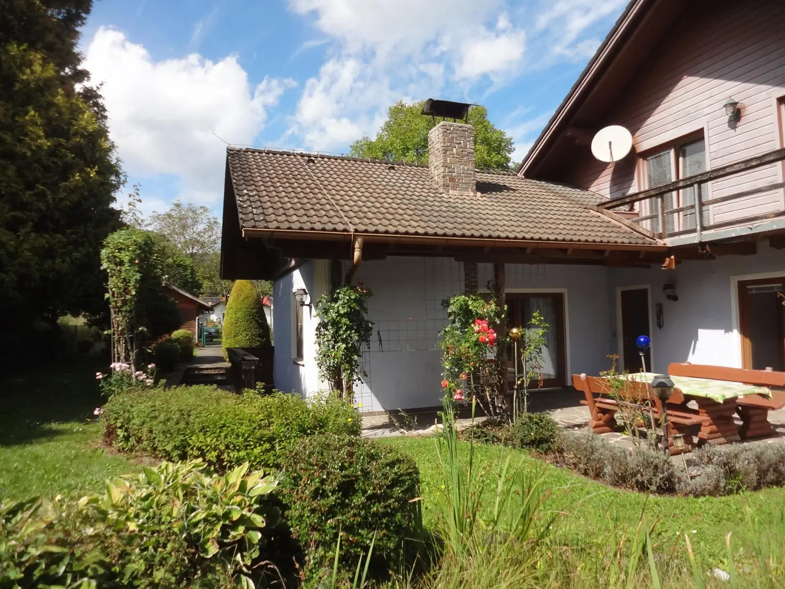 GROSSES LANDHAUS MIT SCHÖNEM GARTEN!