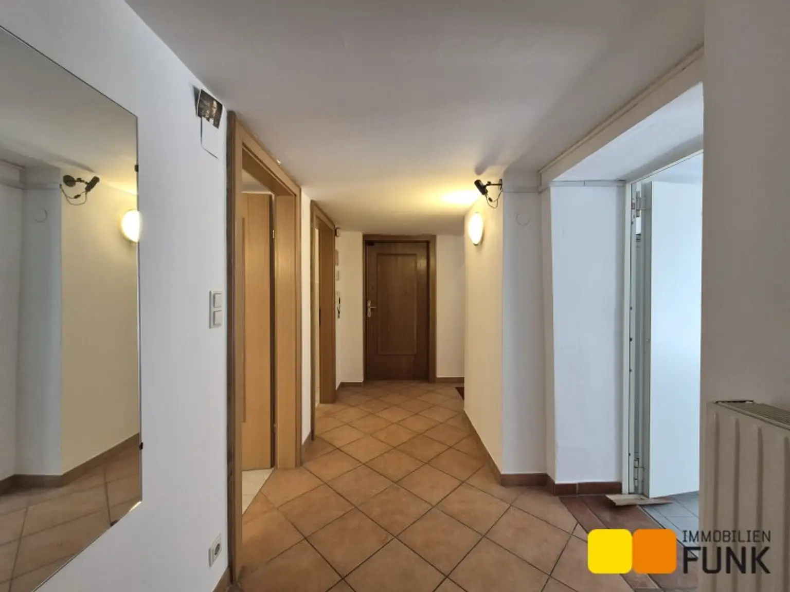 Attraktives Büro mit eigener Garage und zusätzlicher Lagerfläche