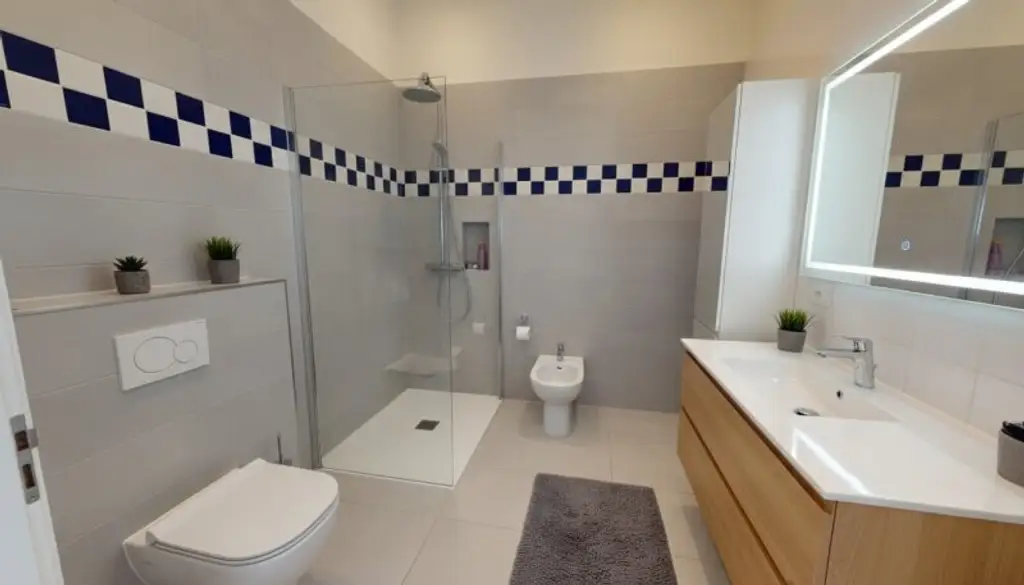 Helle DG-Wohnung mit Balkon | Garagenplatz optional