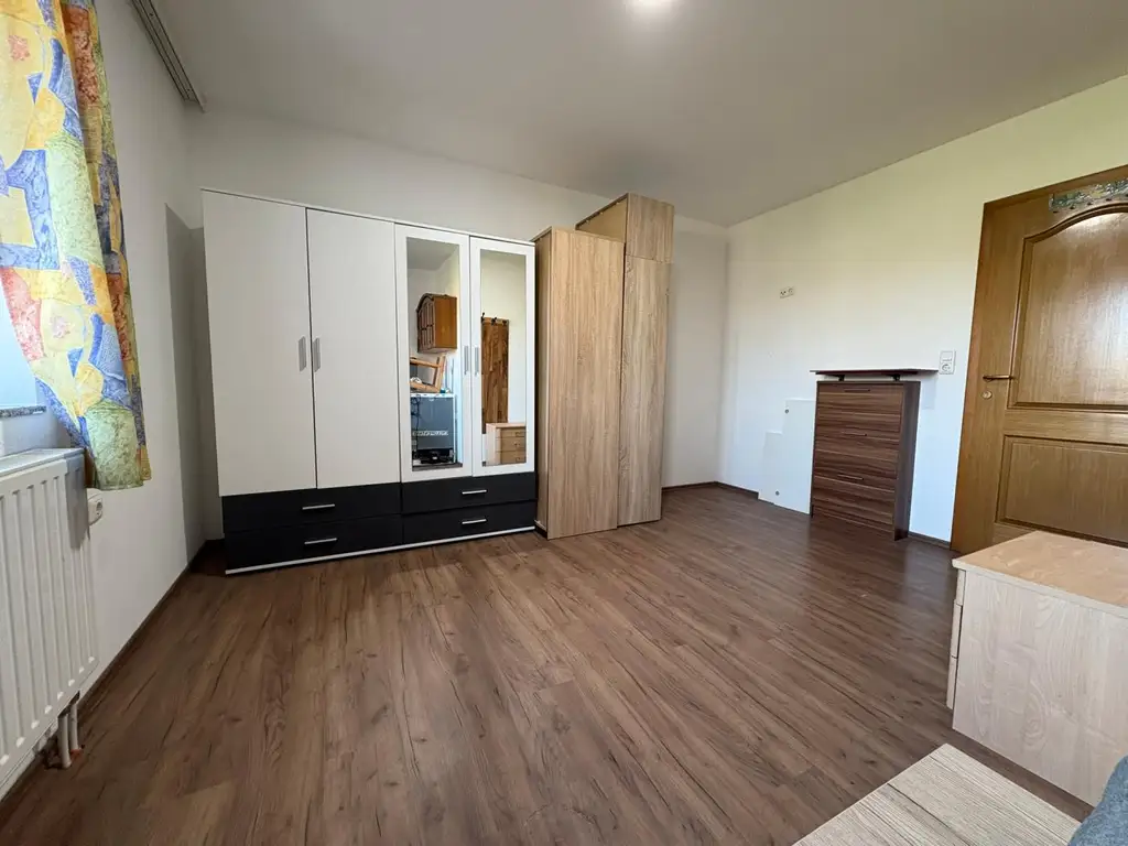 Gepflegtes Mini-Apartment mit Badezimmer in zentraler Lage! Nähe BMW, SKF!!!
