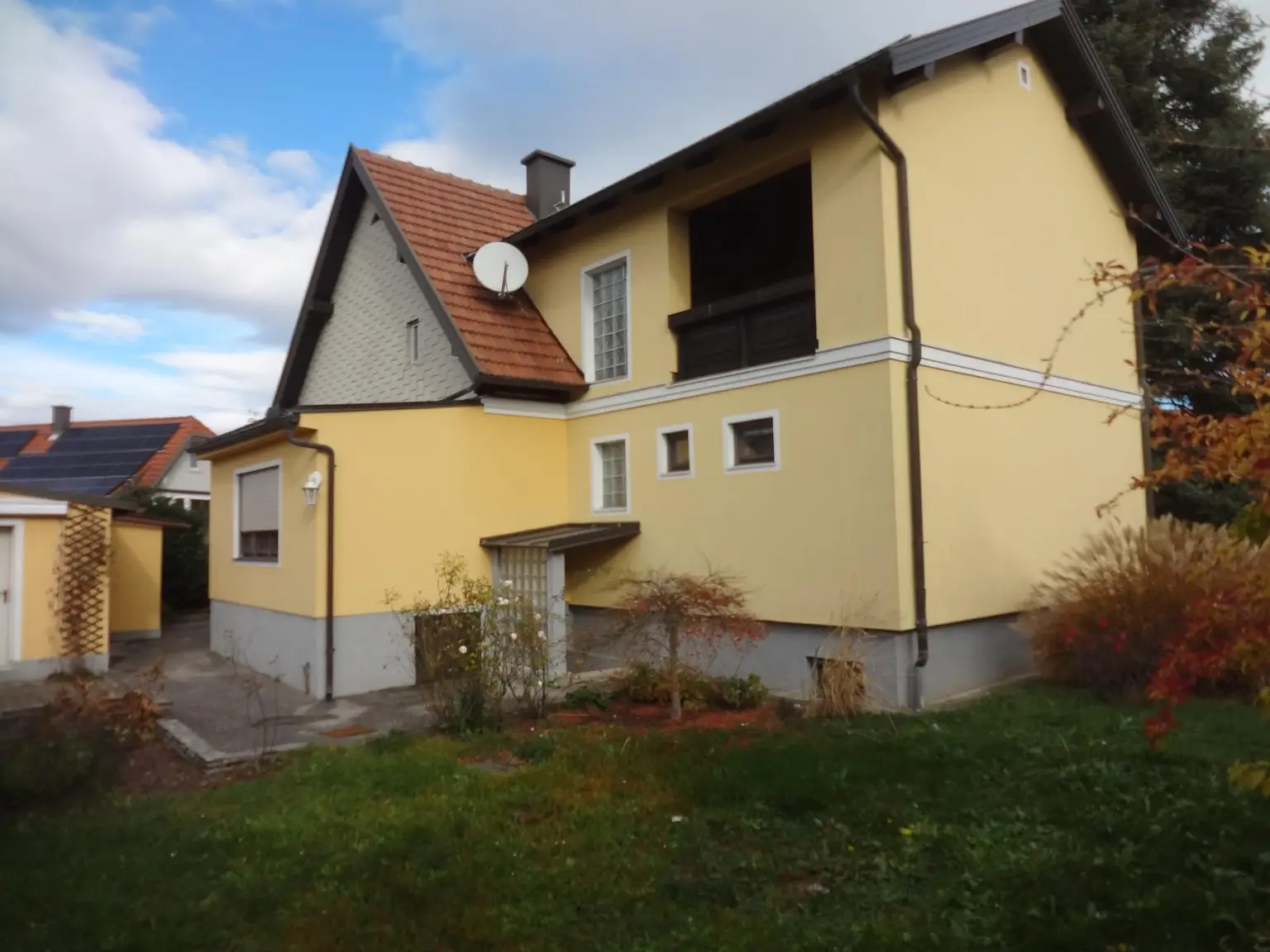 GEDIEGENES HAUS MIT ZWEI WOHNEINHEITEN UND GROSSEM GARTEN!