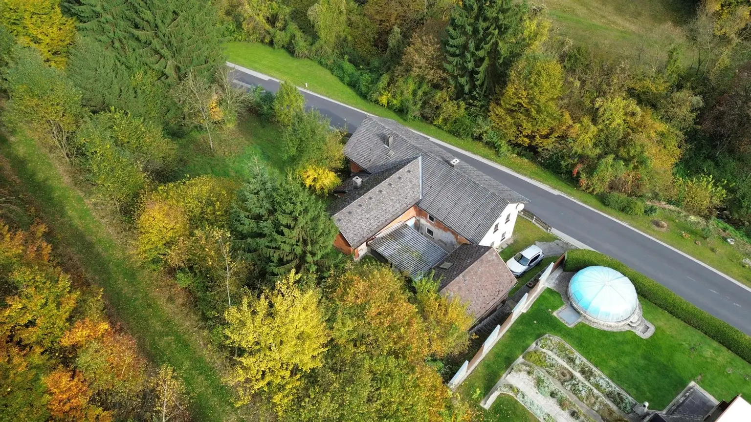 Wohnhaus mit SANIERUNGSBEDARF