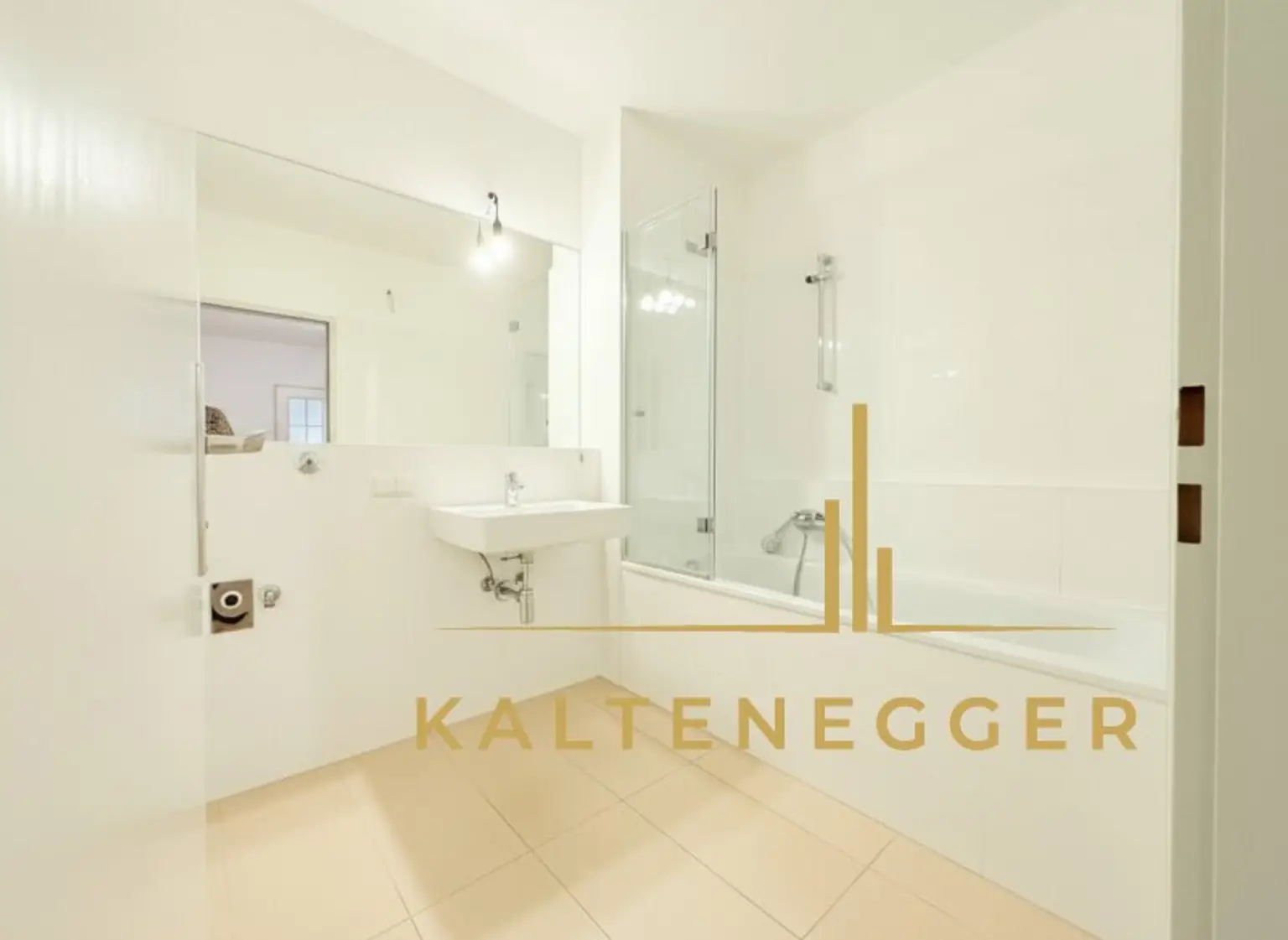 Bad 5,13 m² mit Wanne und WM-Anschluss