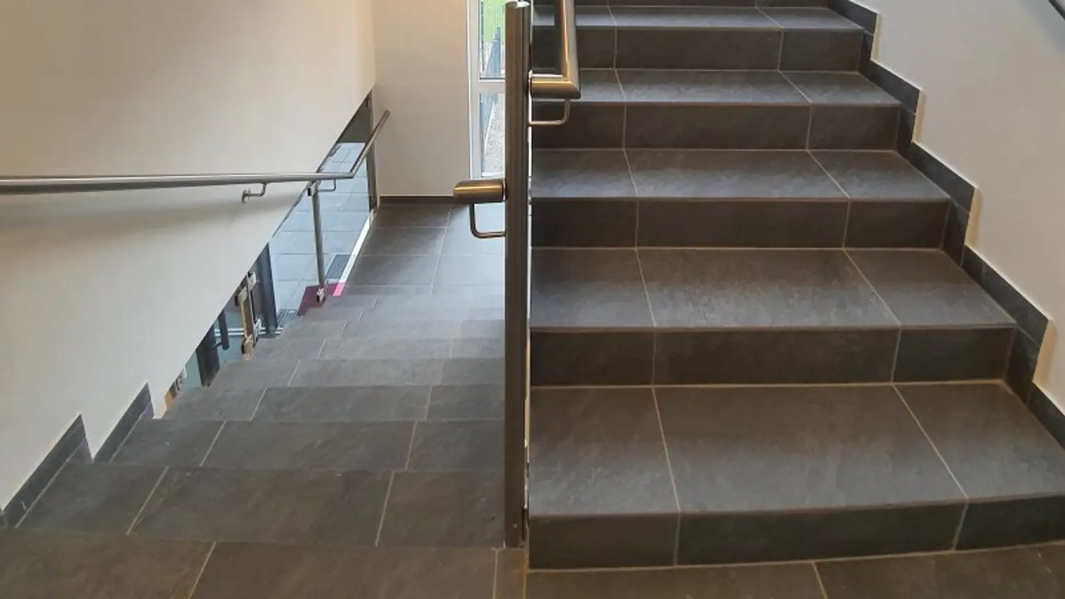 Zinshaus mit 5 Wohneinheiten, 5 KFZ Garagenplätze, Balkone, Garten (vermietet)