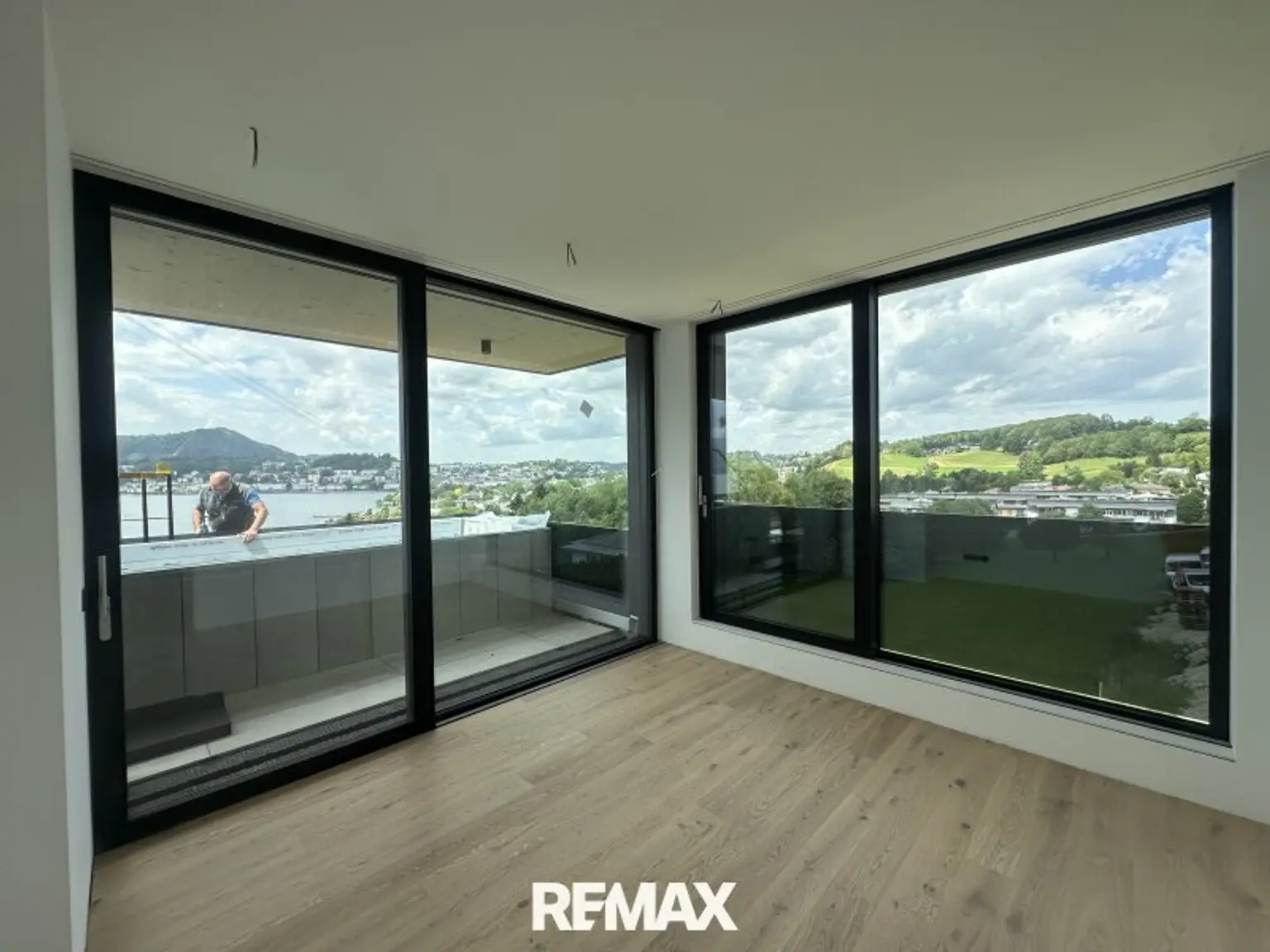 Schlafzimmer mit Ausgang auf die Terrasse und Pool