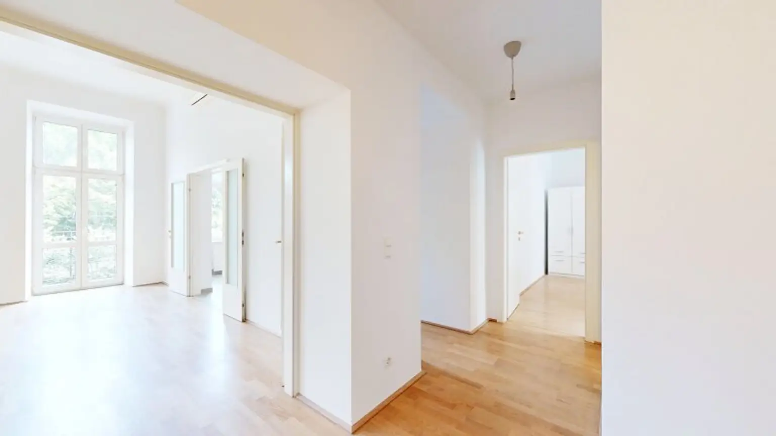 Große und klassisch schöne Altbau-Wohnung | 5 Zimmer | 2 Bäder | Lift | am Liechtensteinpark