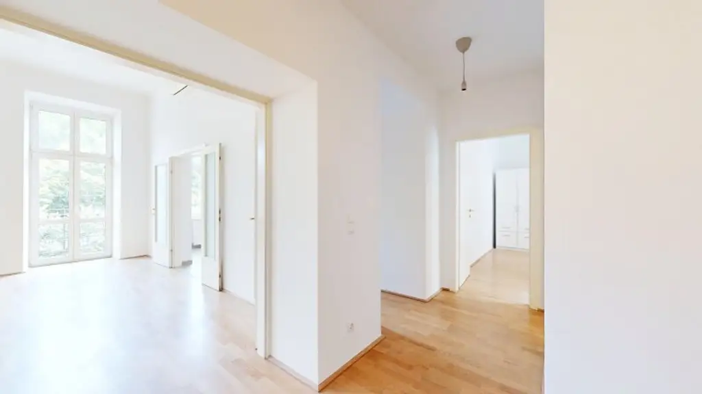 Große und klassisch schöne Altbau-Wohnung | 5 Zimmer | 2 Bäder | Lift | am Liechtensteinpark