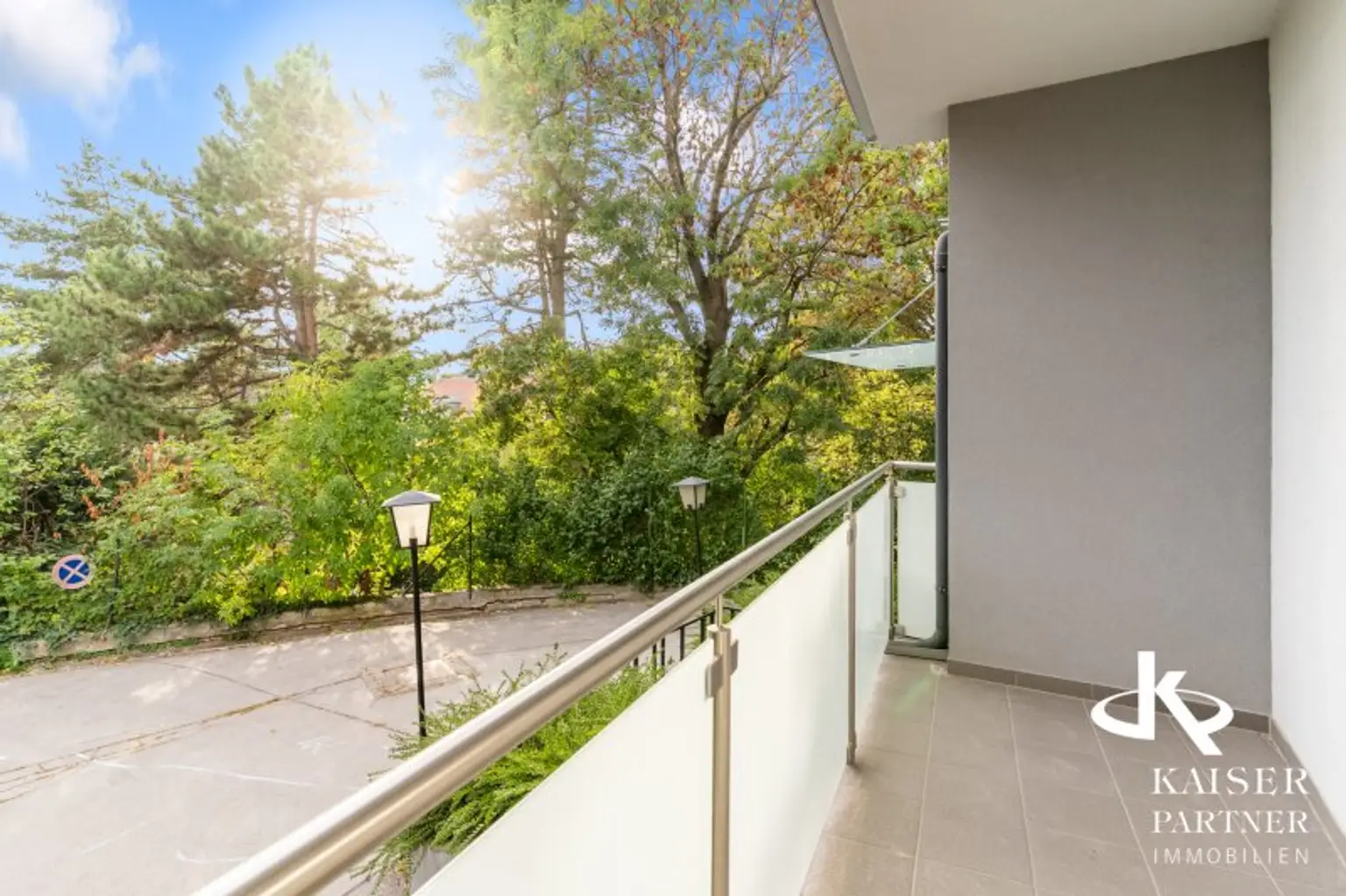 Neurenovierte 6-Zimmer-Wohnung mit  Terrasse in den Garten, Balkonen und Grünblick!