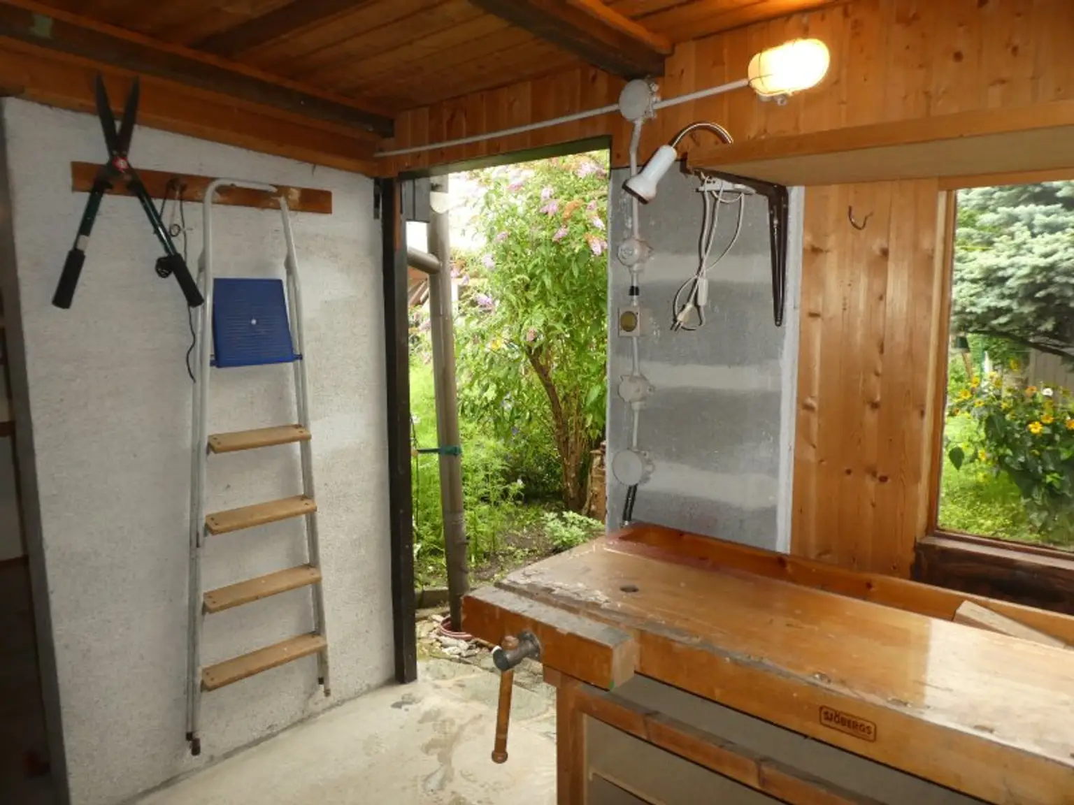 PRIVATSPHÄRE: KLEINES HAUS  mit ENTZÜCKENDEN GARTEN, Garage und Lagerräume - NÄHE BAHNHOF