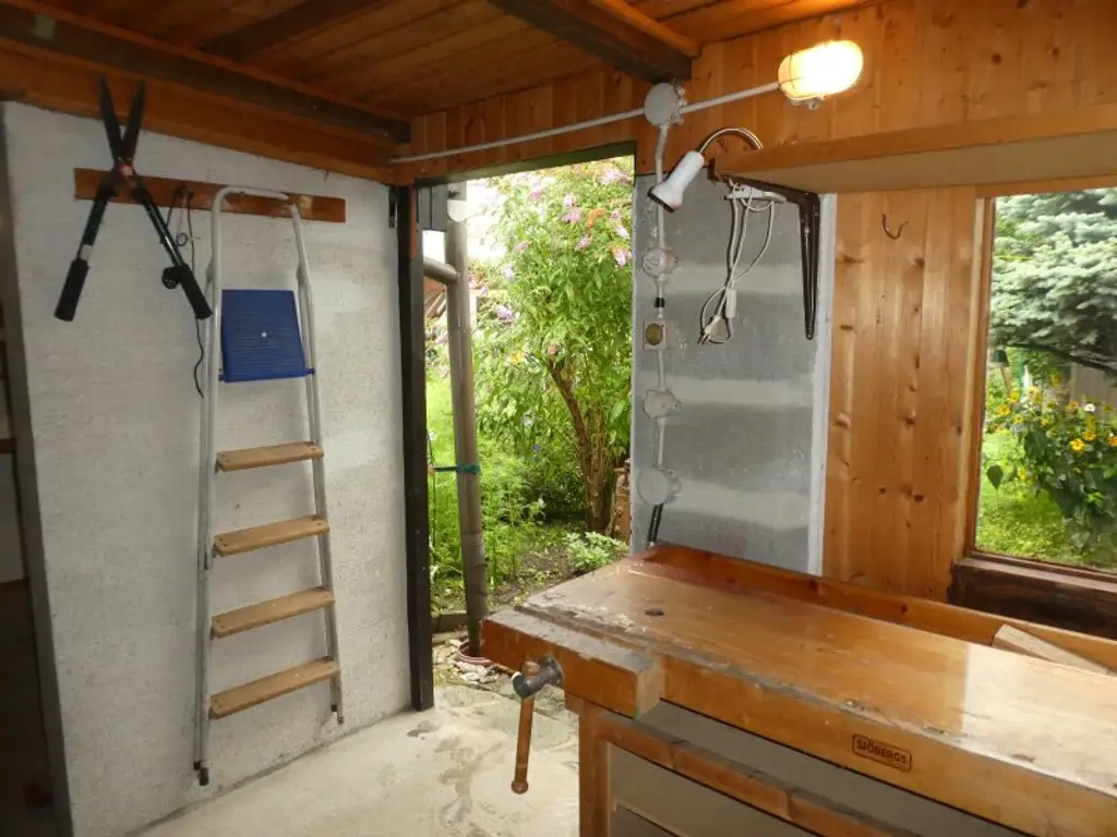 PRIVATSPHÄRE: KLEINES HAUS  mit ENTZÜCKENDEN GARTEN, Garage und Lagerräume - NÄHE BAHNHOF