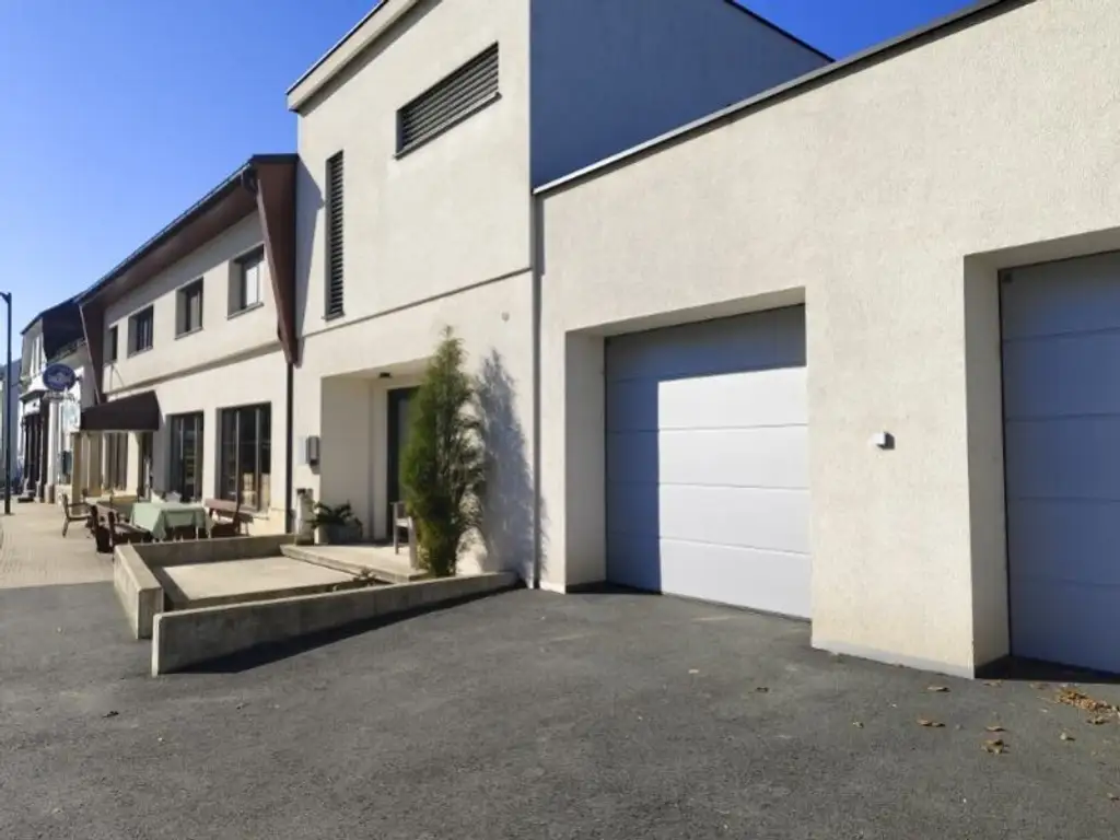 Modernes Wohnhaus  mit angrenzender Café-Bar und 2200m2 Grundstück