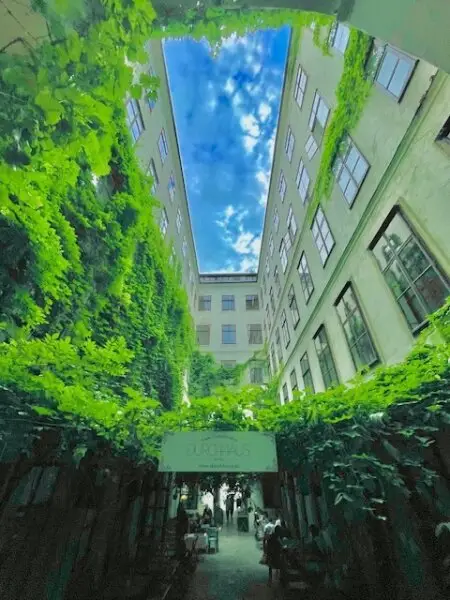 WOHNEN im 7-ten HIMMEL - INNENSTÄDTISCHE EigentumsWohnung - ELEGANTE Klassische Wiener-Altbau-Wohnung mit 2-Zimmern in Top Lage am SPITTELBERG - DURCHHAUS!