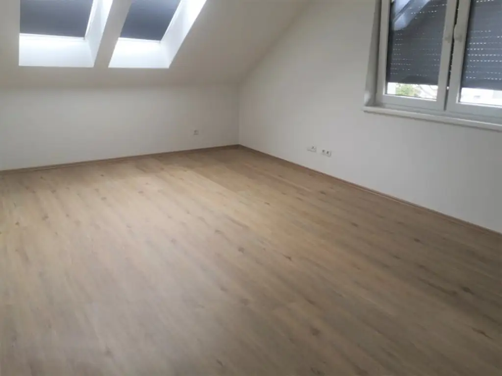 GROßZÜGIGE DACHGESCHOSSWOHNUNG MIT BALKON ZUR VERMIETUNG AB 01.10.2025!