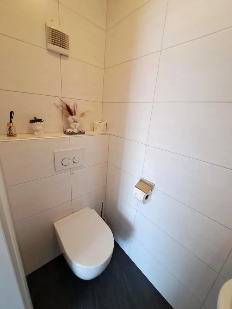 Wohnjuwel mit 2 Wohnungen (ca. 290 m² Wfl.), 2 Terrassen, Gartenareal mit Pool & Poolhaus - Neuzeug