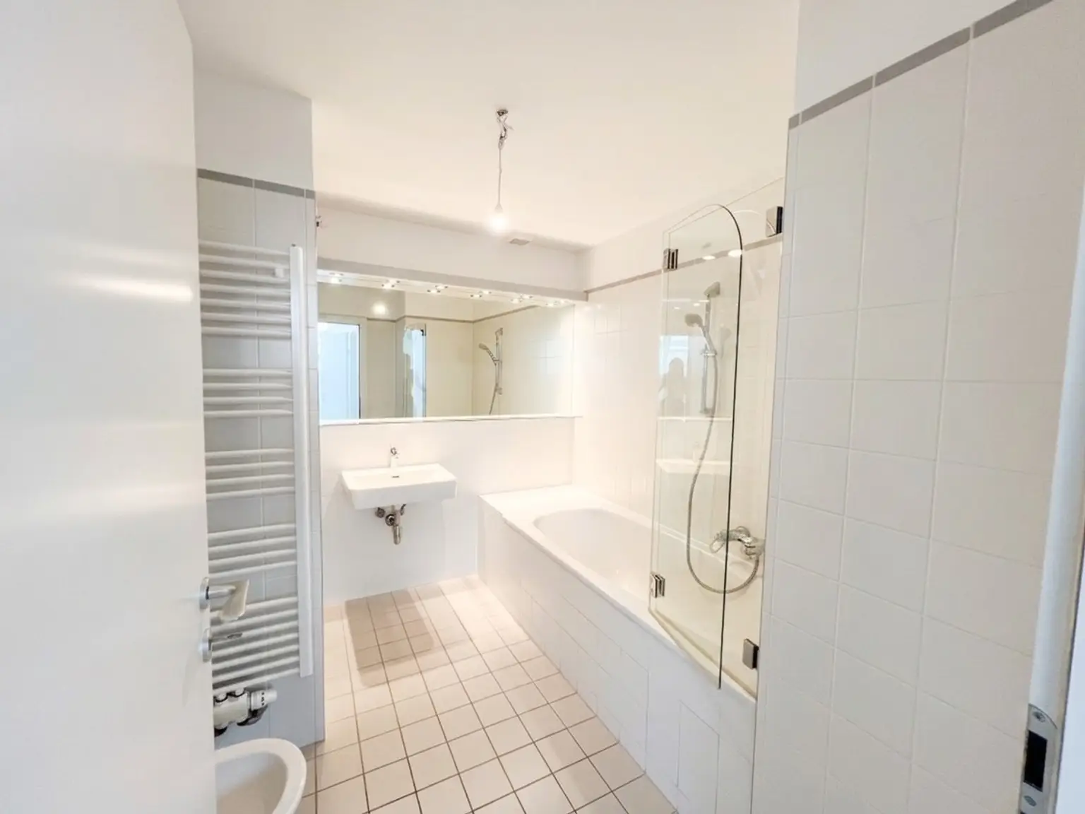 UNBEFRISTET: Top-Lage beim Stephansplatz: Moderne, klimatisierte Dachgeschoßwohnung im stilvollen Haus / Prime location near Stephansplatz: a modern, air-conditioned penthouse flat in a stylish building