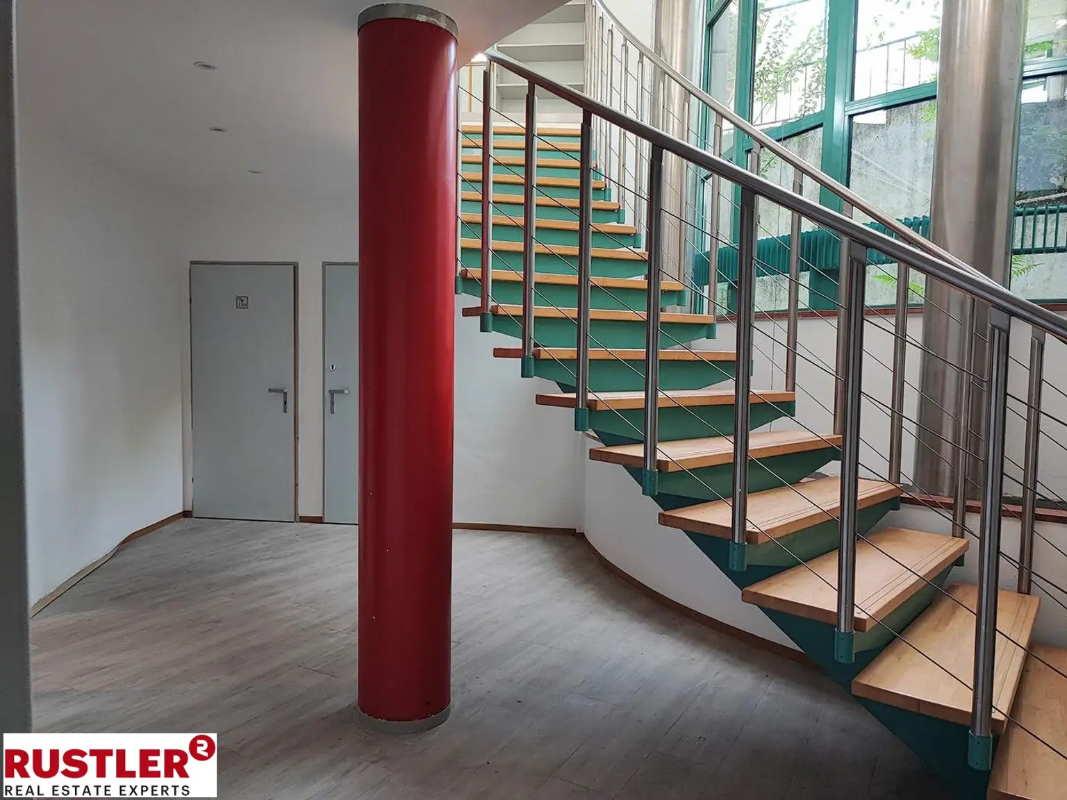 Präsenz an der Hauptstraße – großzügiges Geschäftslokal auf zwei Ebenen