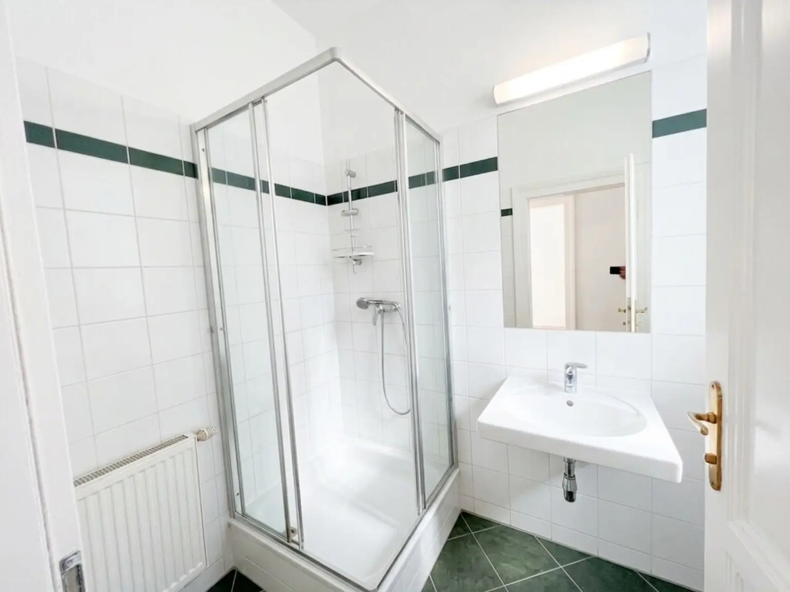 UNBEFRISTET: Wohnen in Bestlage in einer ruhigen Altbauwohnung im repräsentativen Haus