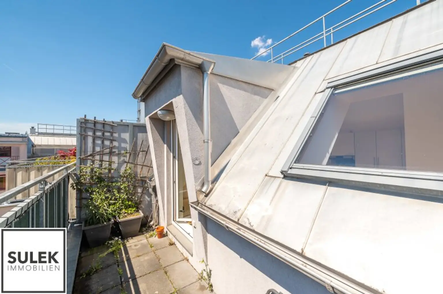 Großzügige, sonnige DG-Neubauwohnung mit hofseitiger Terrasse nahe Einkaufsstraße & U6 - ab 1.12.25!