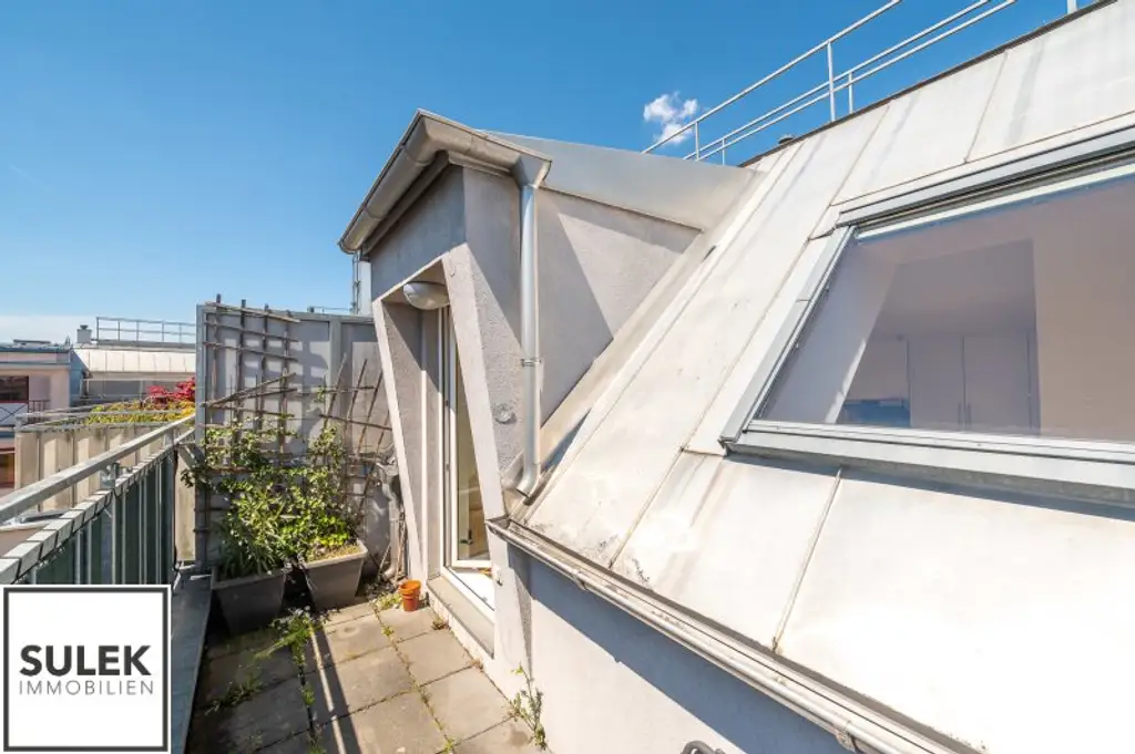 Großzügige, sonnige DG-Neubauwohnung mit hofseitiger Terrasse nahe Einkaufsstraße & U6 - ab 1.12.25!