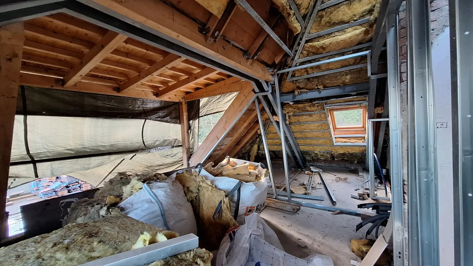 Edelrohbau-Villa, Herrschaftlicher Wohnsitz am Fuße des Kahlenberges an der Donau. Teilrestauriert entkernt und komplette Ausbauplanung.