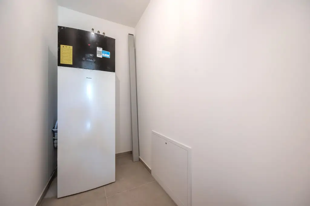 "Erstbezug mit hochwertiger Küche und großem Balkon bei Baden"