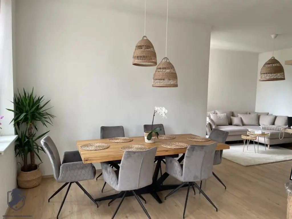 Außergewöhnliche Villa mit drei Wohneinheiten, Gewerbeeinheit & teilbarem Grundstück