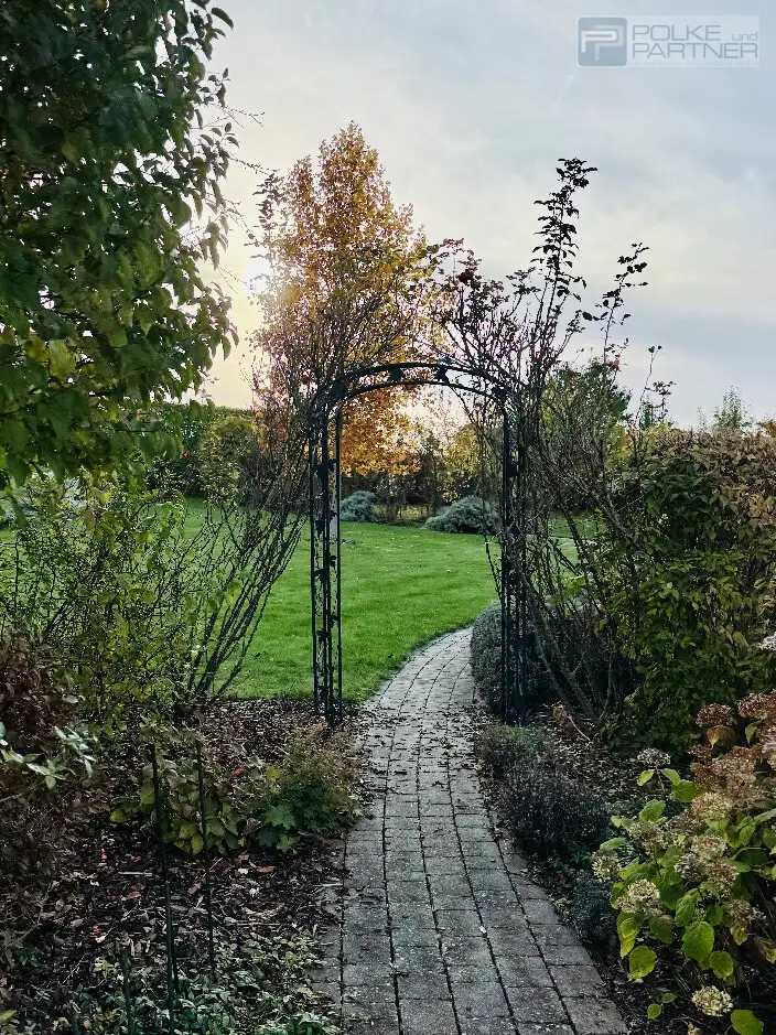 GARTENPARADIES   -  9.000 M² - 
LANDHAUS IN PARKLANDSCHAFT  
NUR 30 MINUTEN VON WIEN