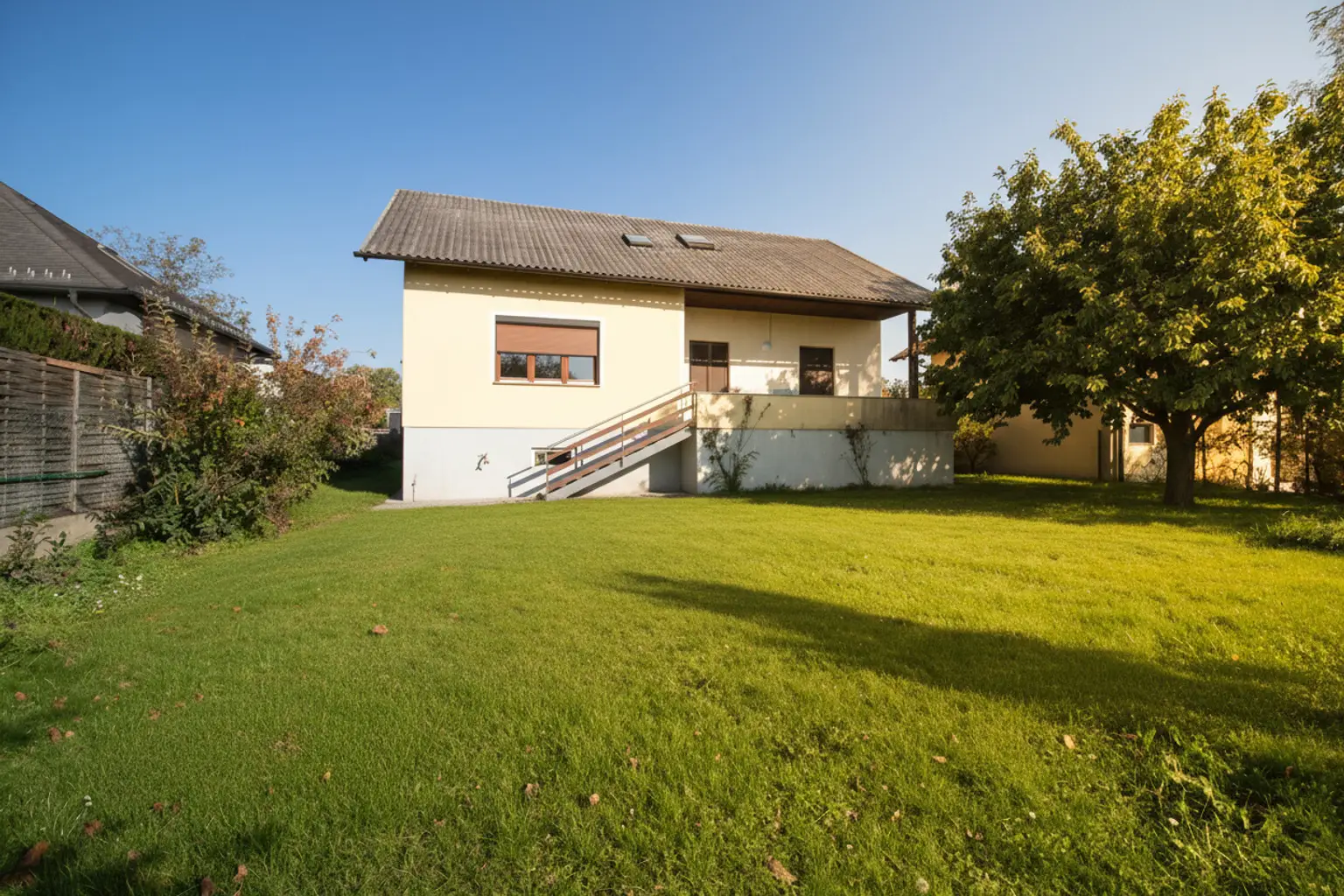 Blick vom Garten zum Haus